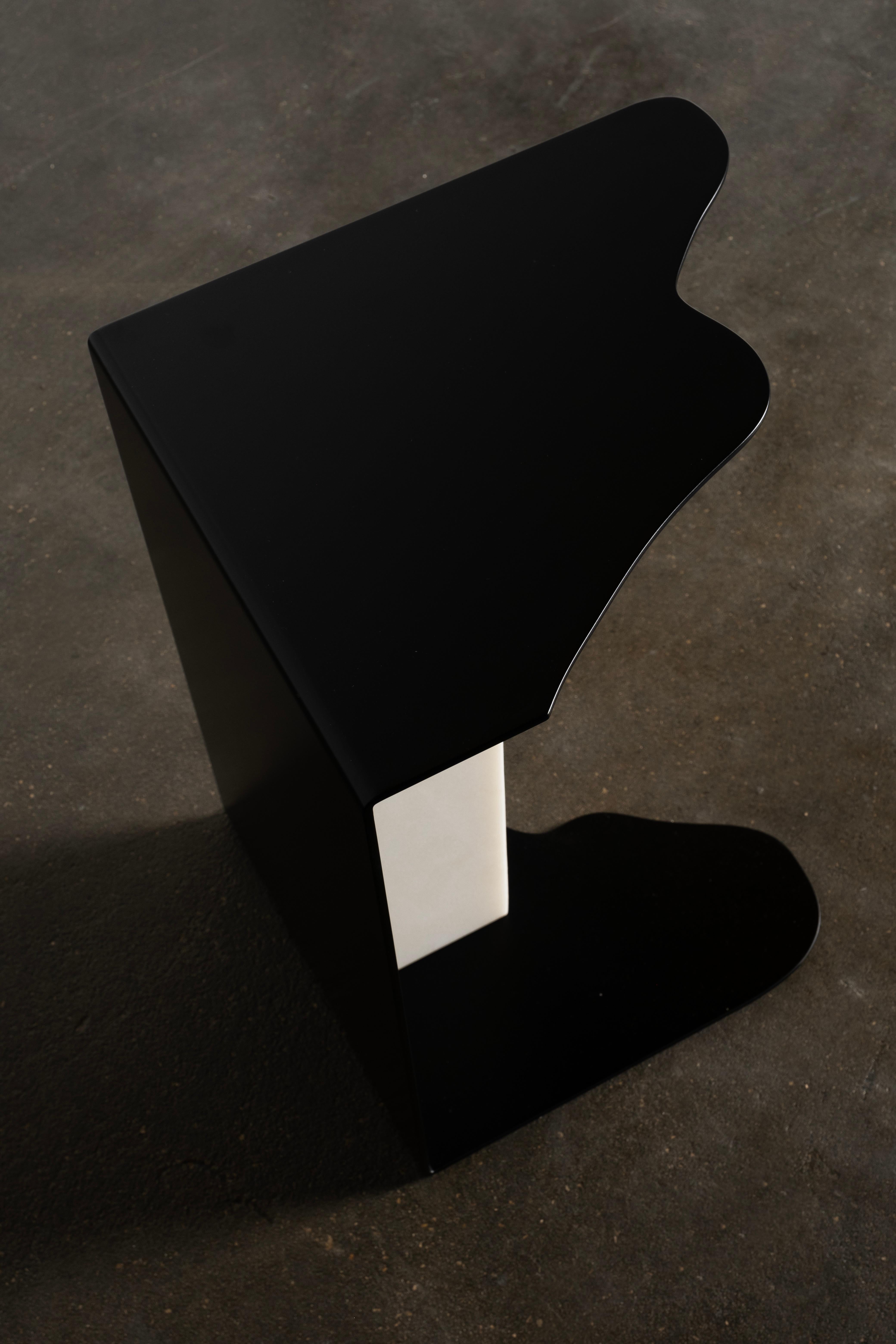 Métal Table d'appoint brute mi-siècle moderne, marbre Calacatta, fabriquée à la main par Greenapple en vente