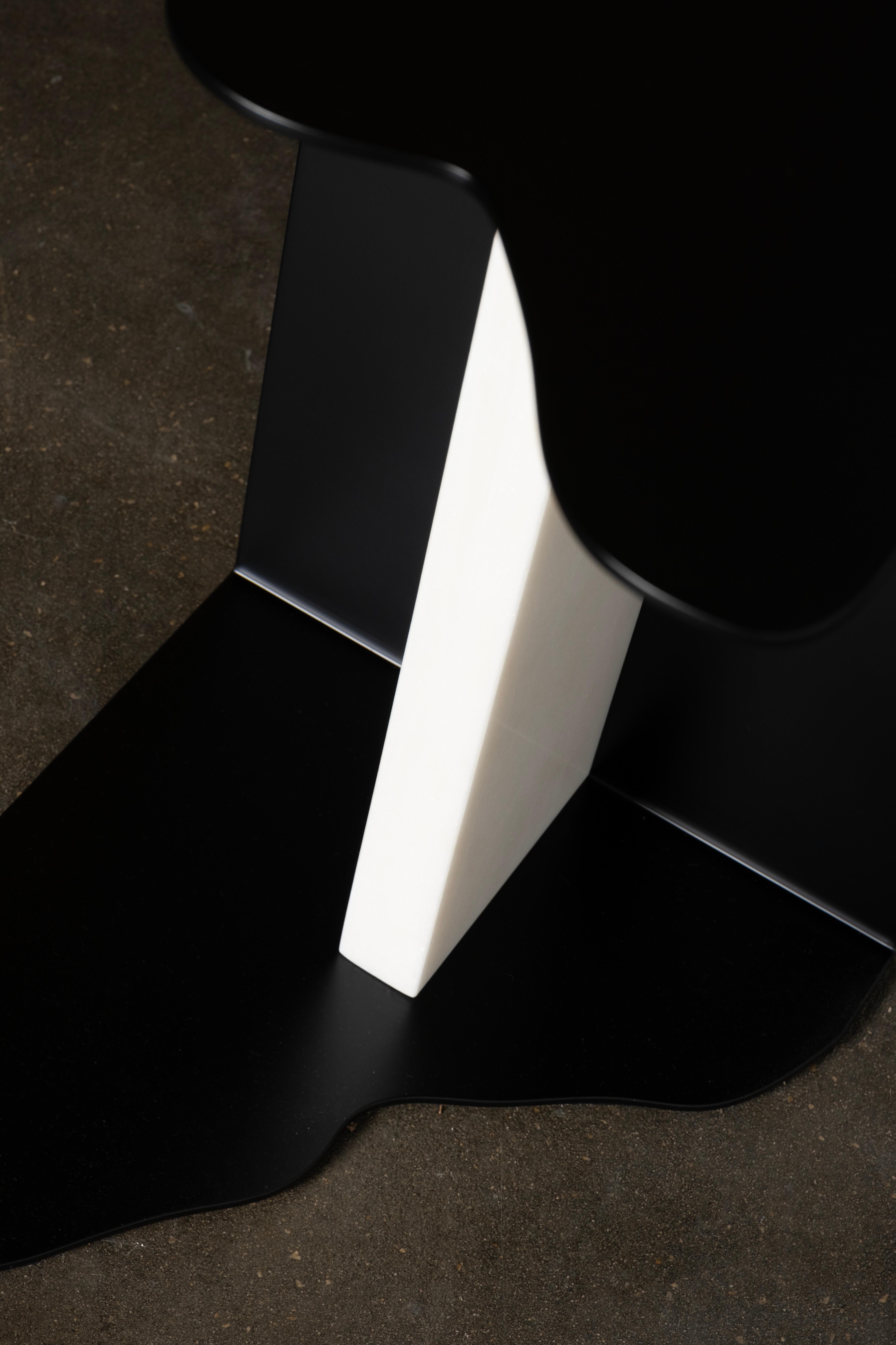 Table d'appoint brute mi-siècle moderne, marbre Calacatta, fabriquée à la main par Greenapple en vente 1