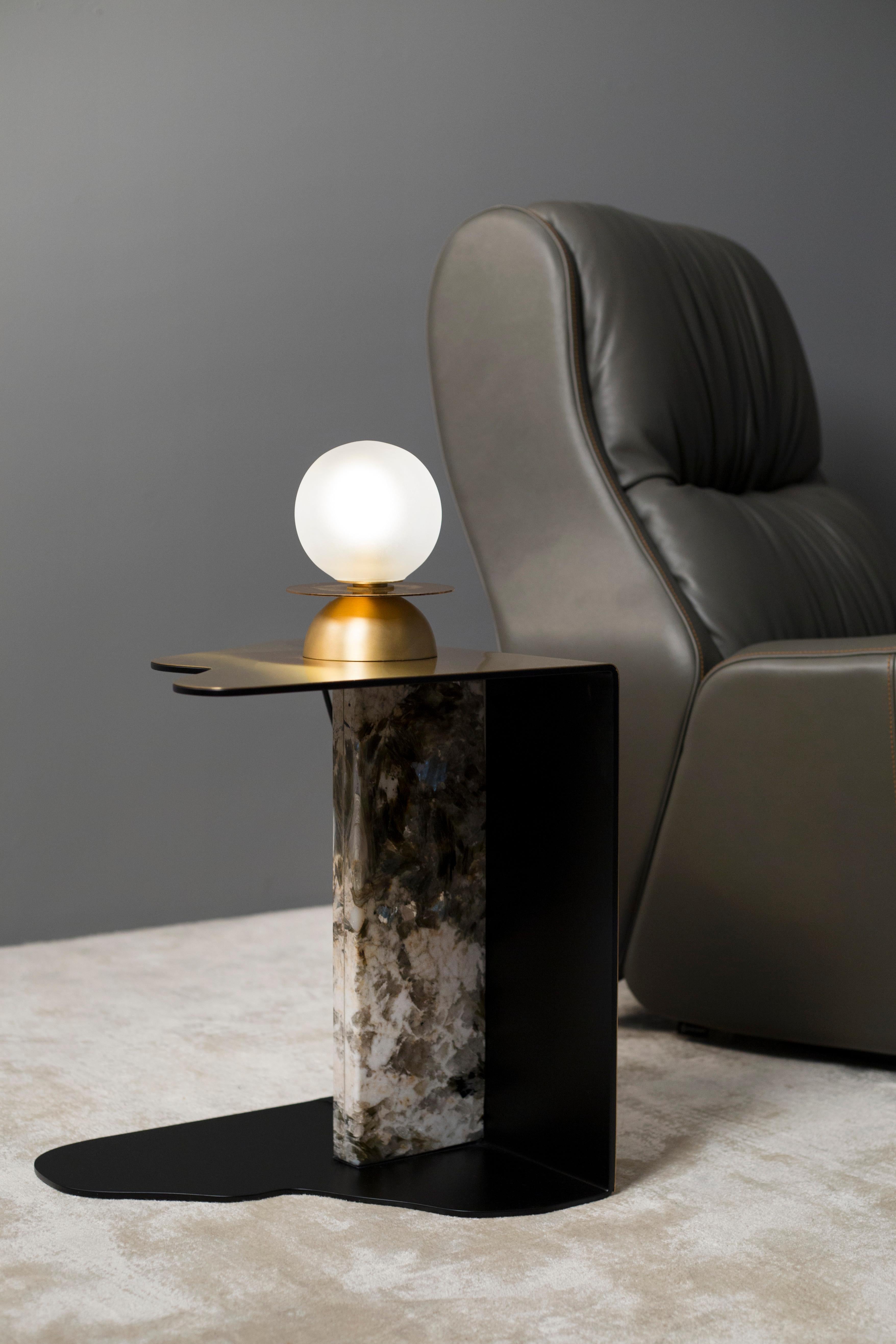 Mid-Century Modern Raw Beistelltisch, Contemporary Collection, handgefertigt in Portugal - Europa von Greenapple.

Der Raw Marble Side Table zelebriert das Zusammenspiel von Perfektionismus und rauer Schönheit. Durch die Verschmelzung organischer,