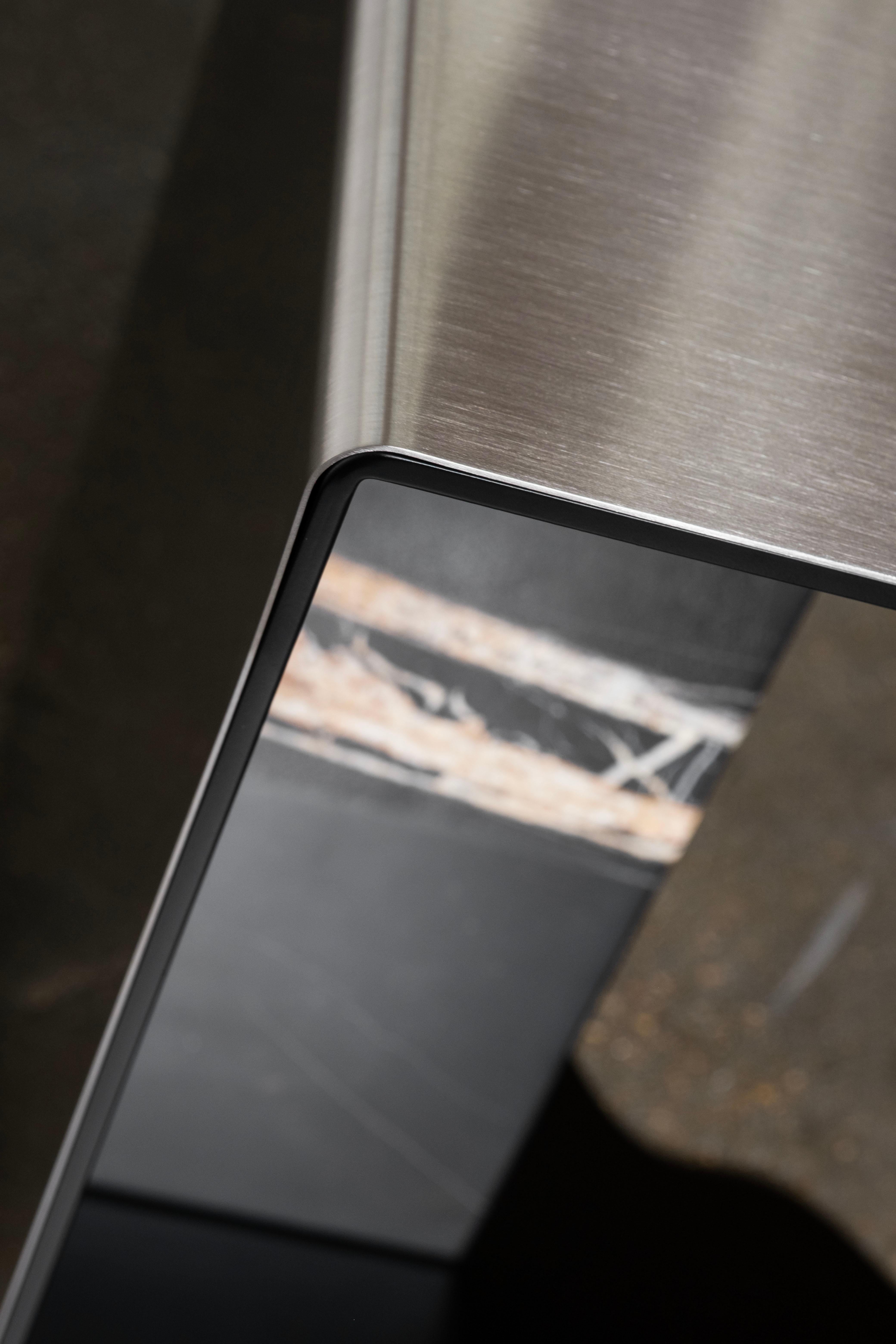 Table d'appoint brute moderne du milieu du siècle, Sahara Noir Marbre, fabriquée à la main par Greenapple en vente 2