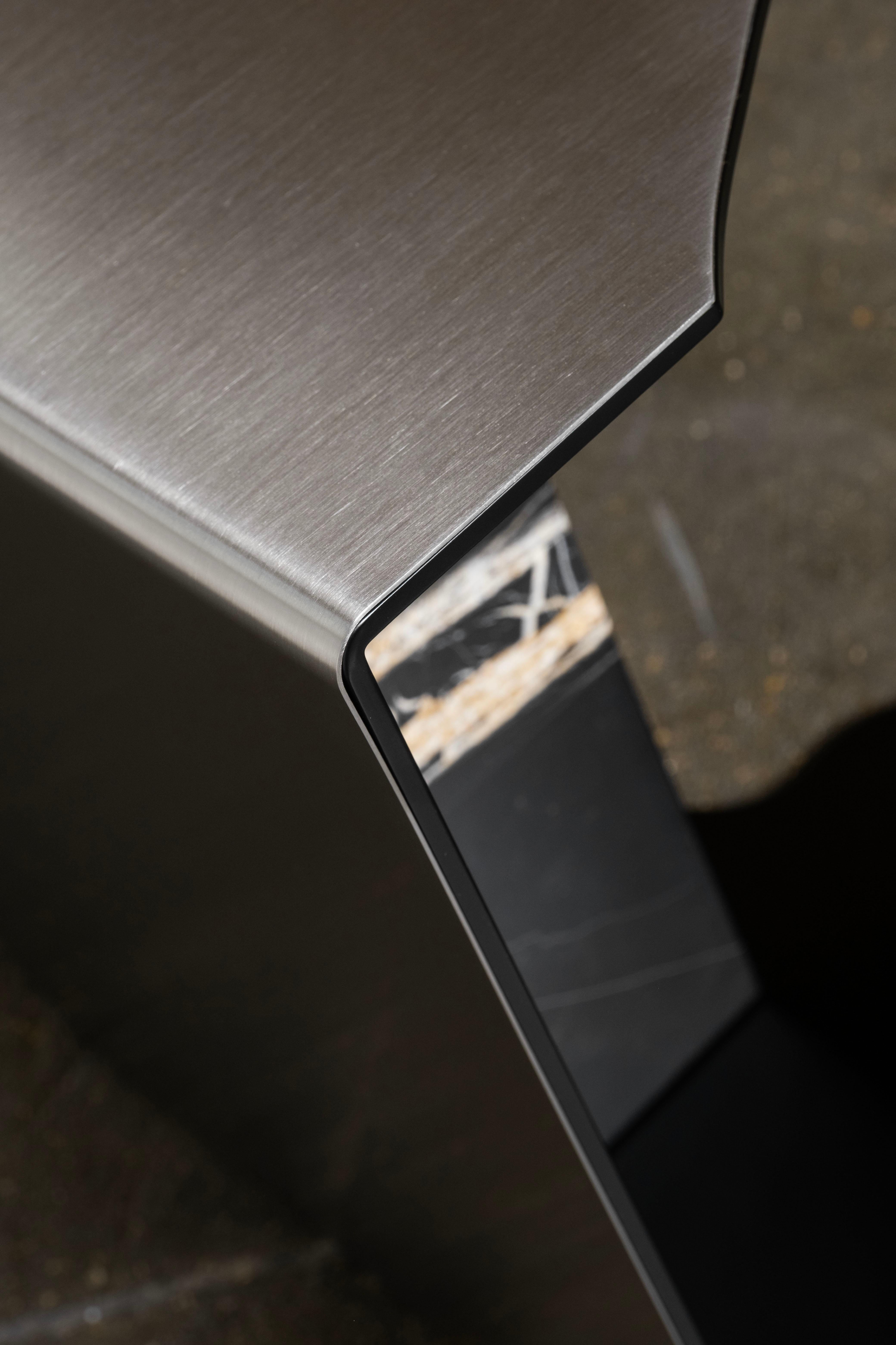 Table d'appoint brute moderne du milieu du siècle, Sahara Noir Marbre, fabriquée à la main par Greenapple en vente 3