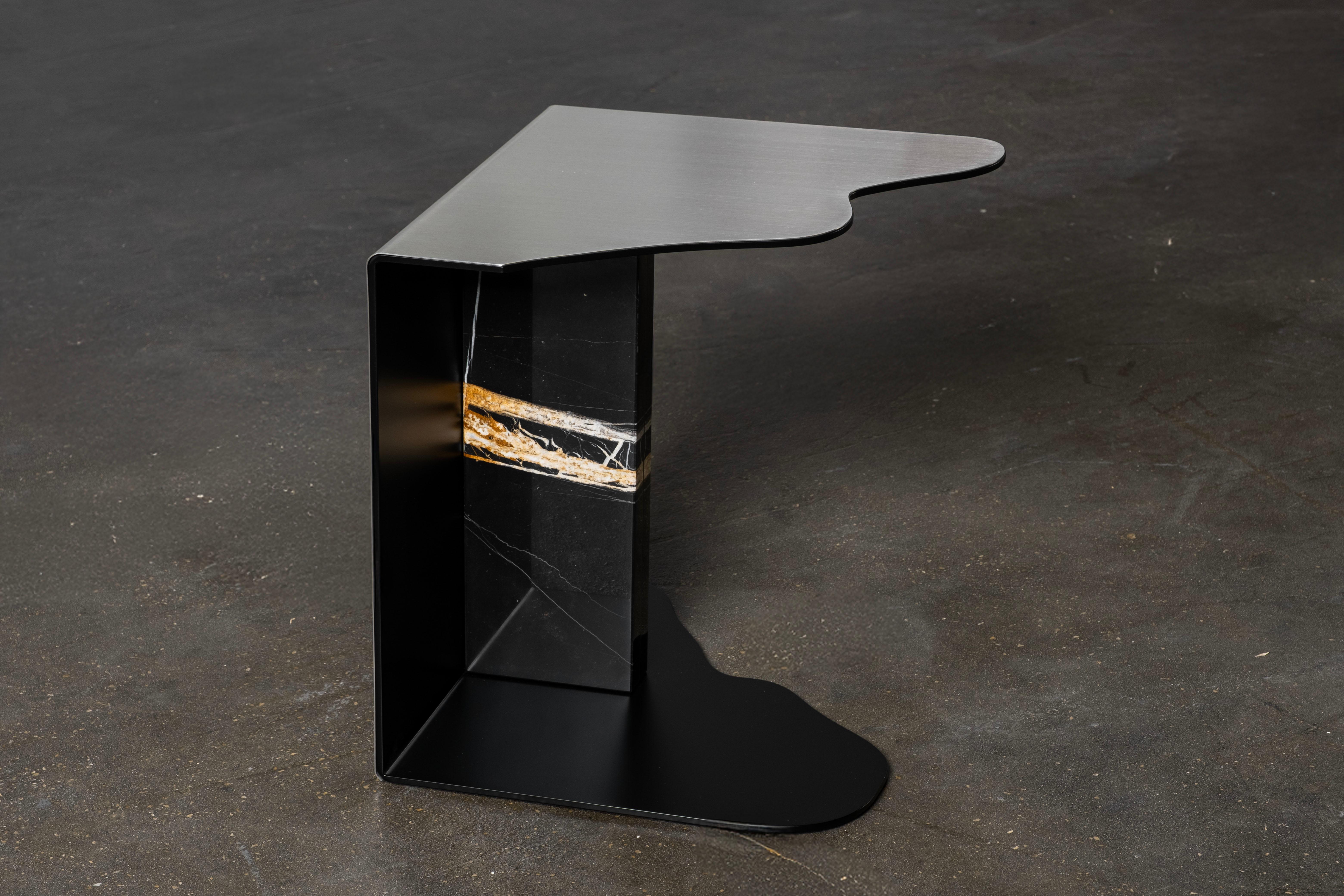 Table d'appoint brute moderne du milieu du siècle, Sahara Noir Marbre, fabriquée à la main par Greenapple en vente 4
