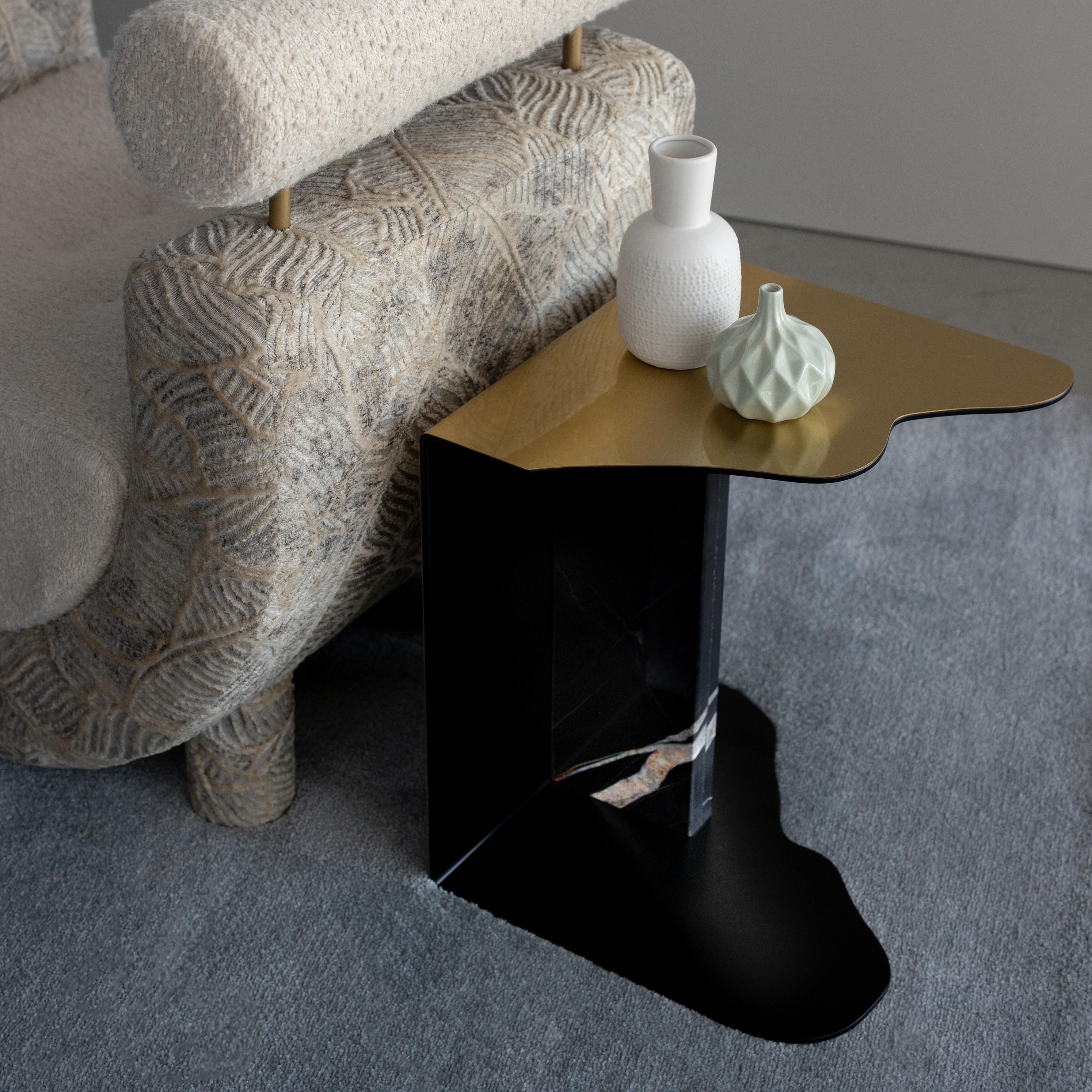 Table d'appoint brute moderne du milieu du siècle, Sahara Noir Marbre, fabriquée à la main par Greenapple en vente 7