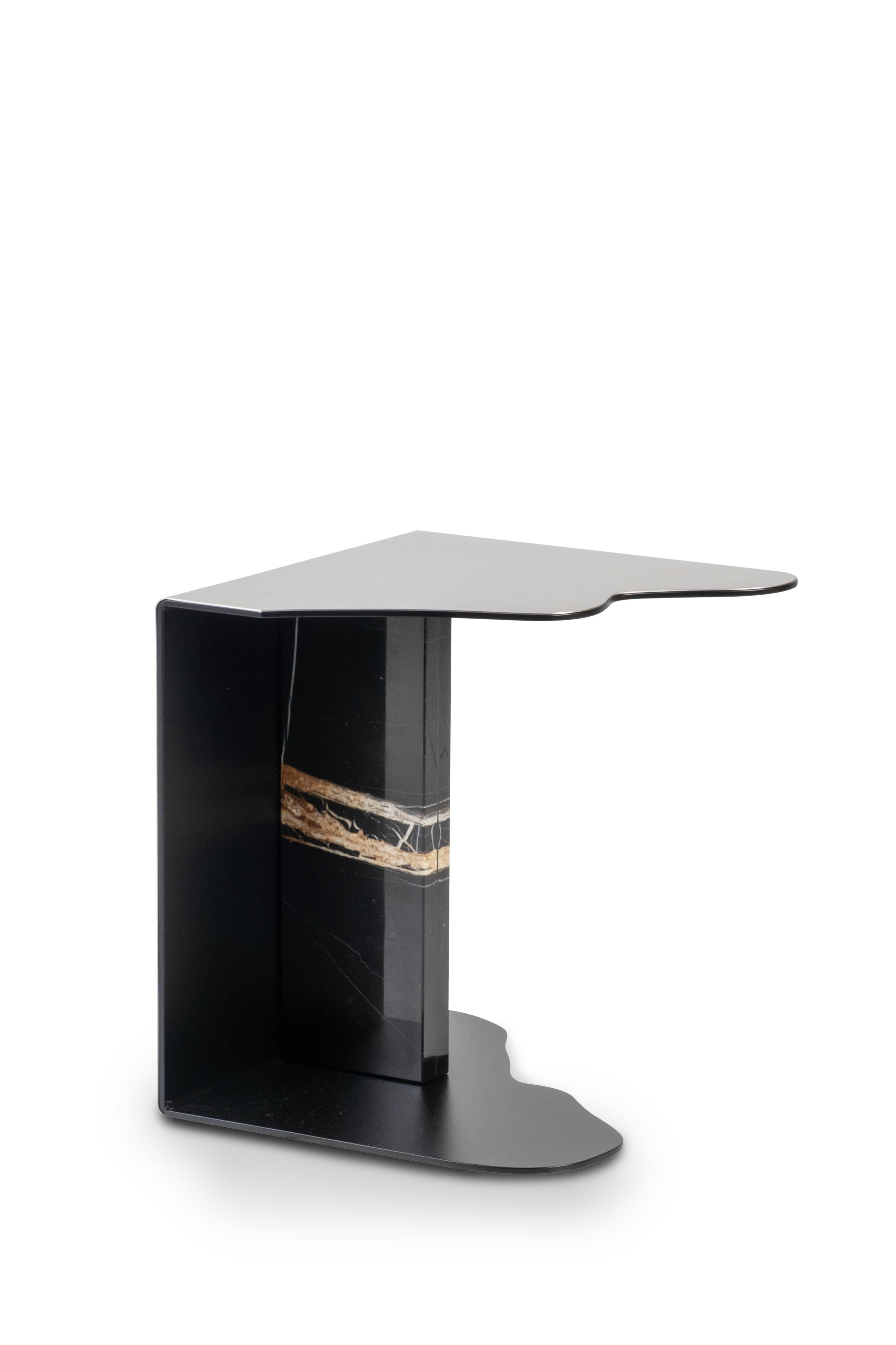 Mid-Century Modern Table d'appoint brute moderne du milieu du siècle, Sahara Noir Marbre, fabriquée à la main par Greenapple en vente