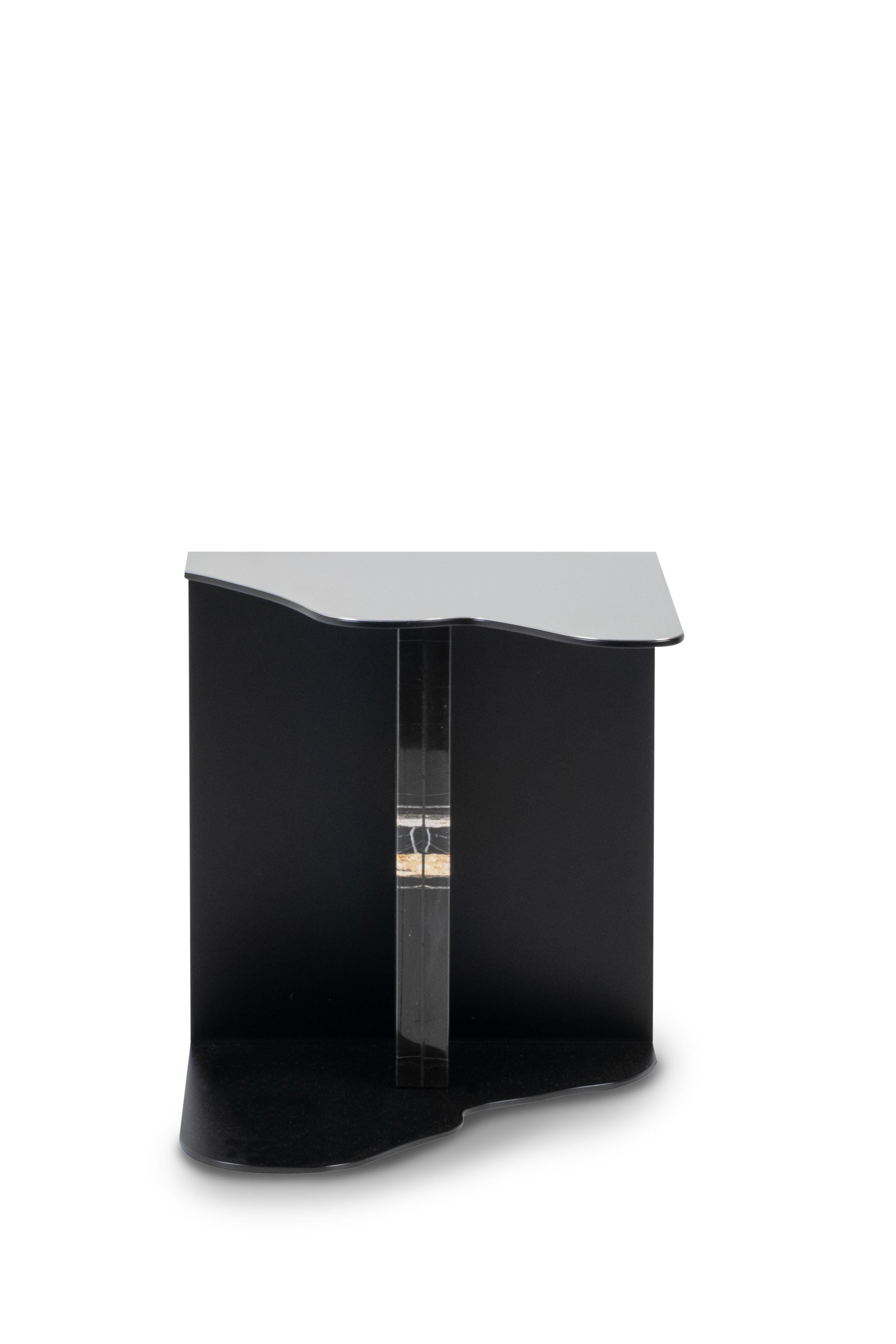 Portugais Table d'appoint brute moderne du milieu du siècle, Sahara Noir Marbre, fabriquée à la main par Greenapple en vente