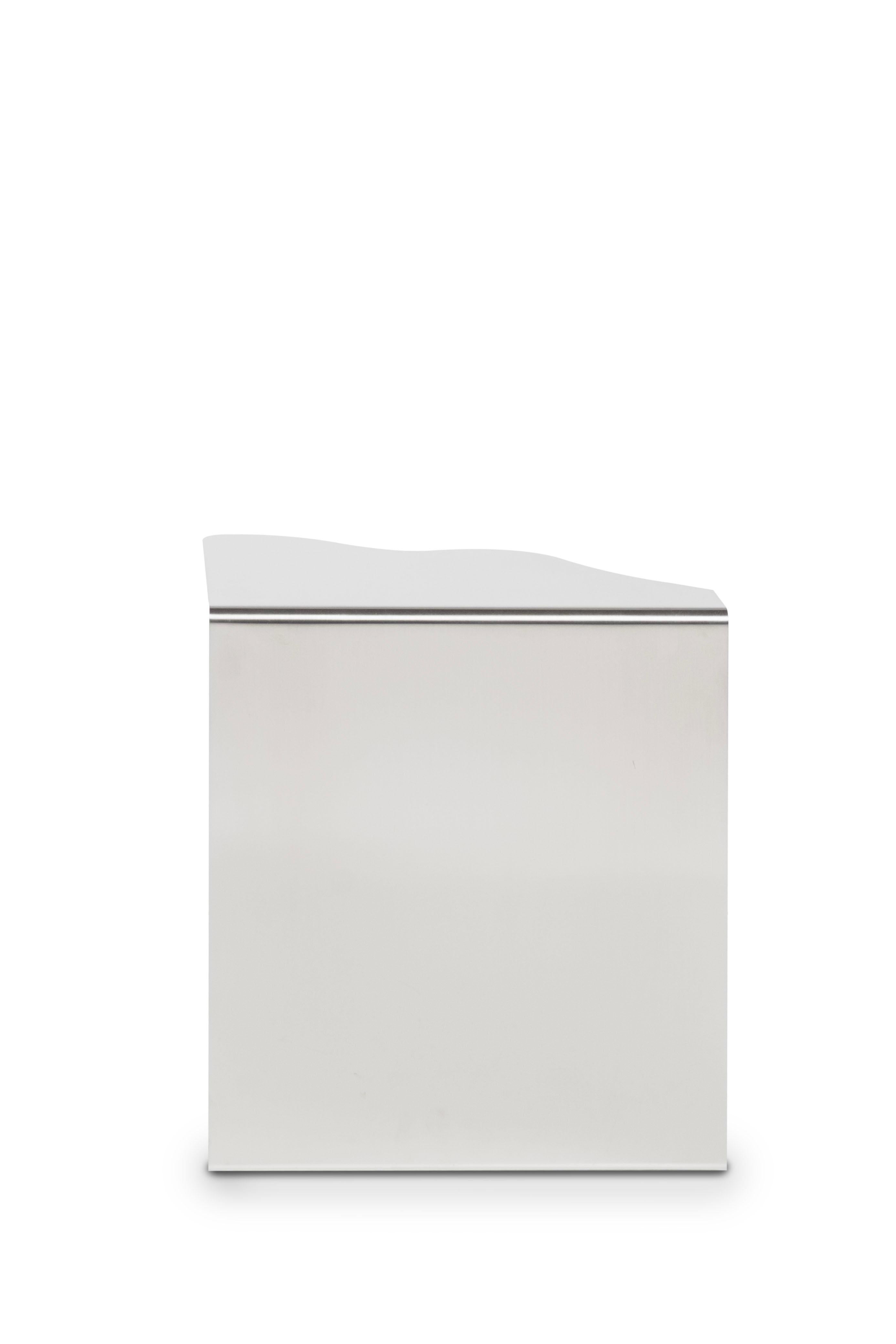 Brossé Table d'appoint brute moderne du milieu du siècle, Sahara Noir Marbre, fabriquée à la main par Greenapple en vente