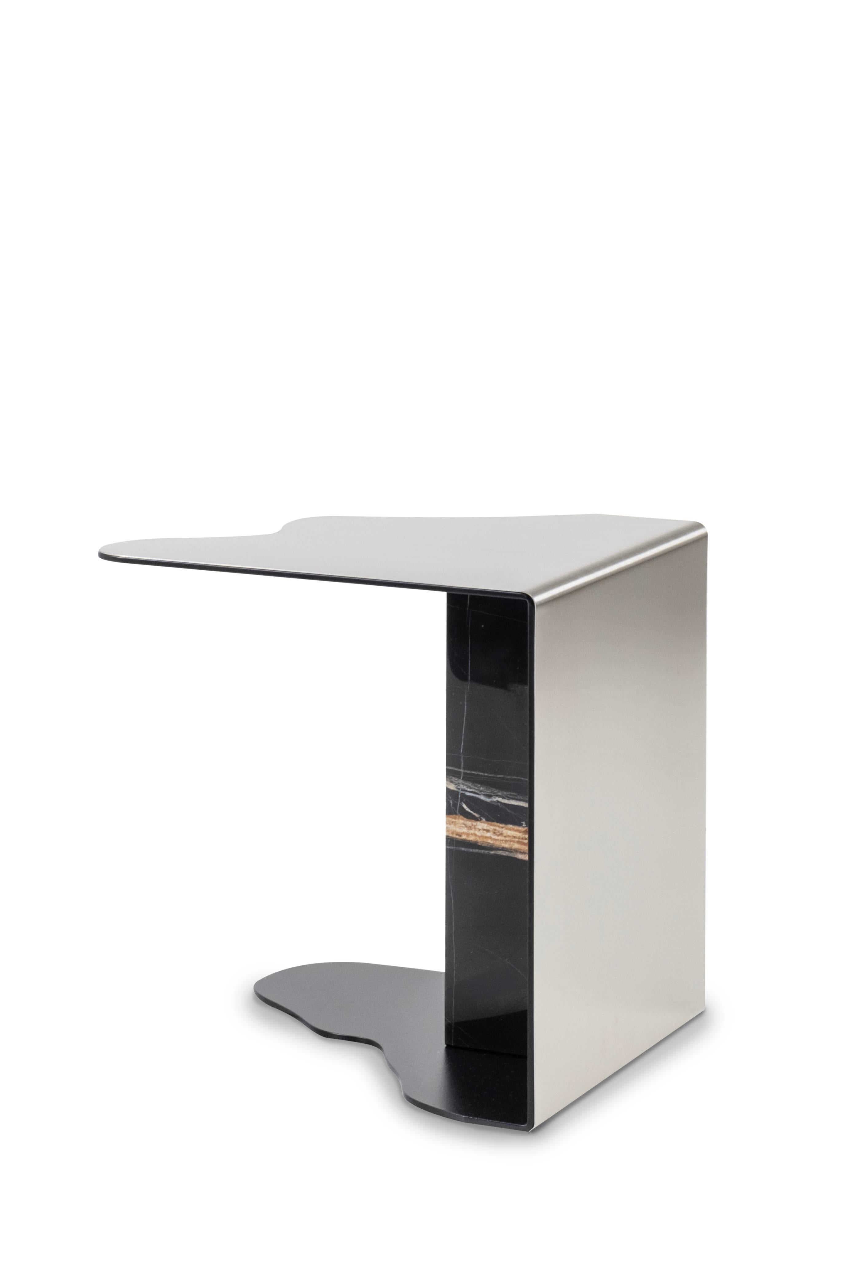 Table d'appoint brute moderne du milieu du siècle, Sahara Noir Marbre, fabriquée à la main par Greenapple Neuf - En vente à Lisboa, PT