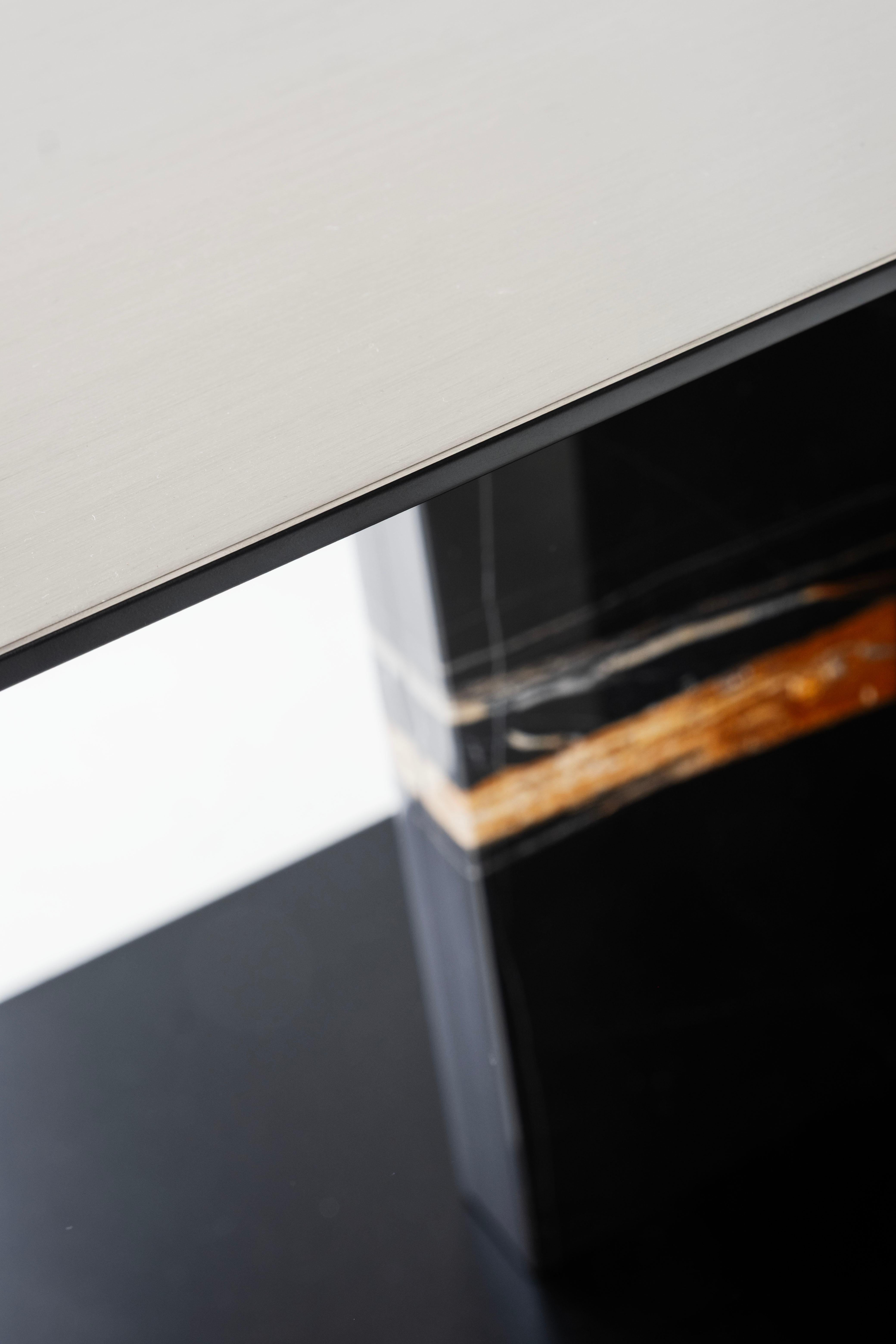 Table d'appoint brute moderne du milieu du siècle, Sahara Noir Marbre, fabriquée à la main par Greenapple en vente 1