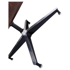 Fauteuil de salon moderne du milieu du siècle dernier Ray & Charles Eames en bois de rose avec pouf