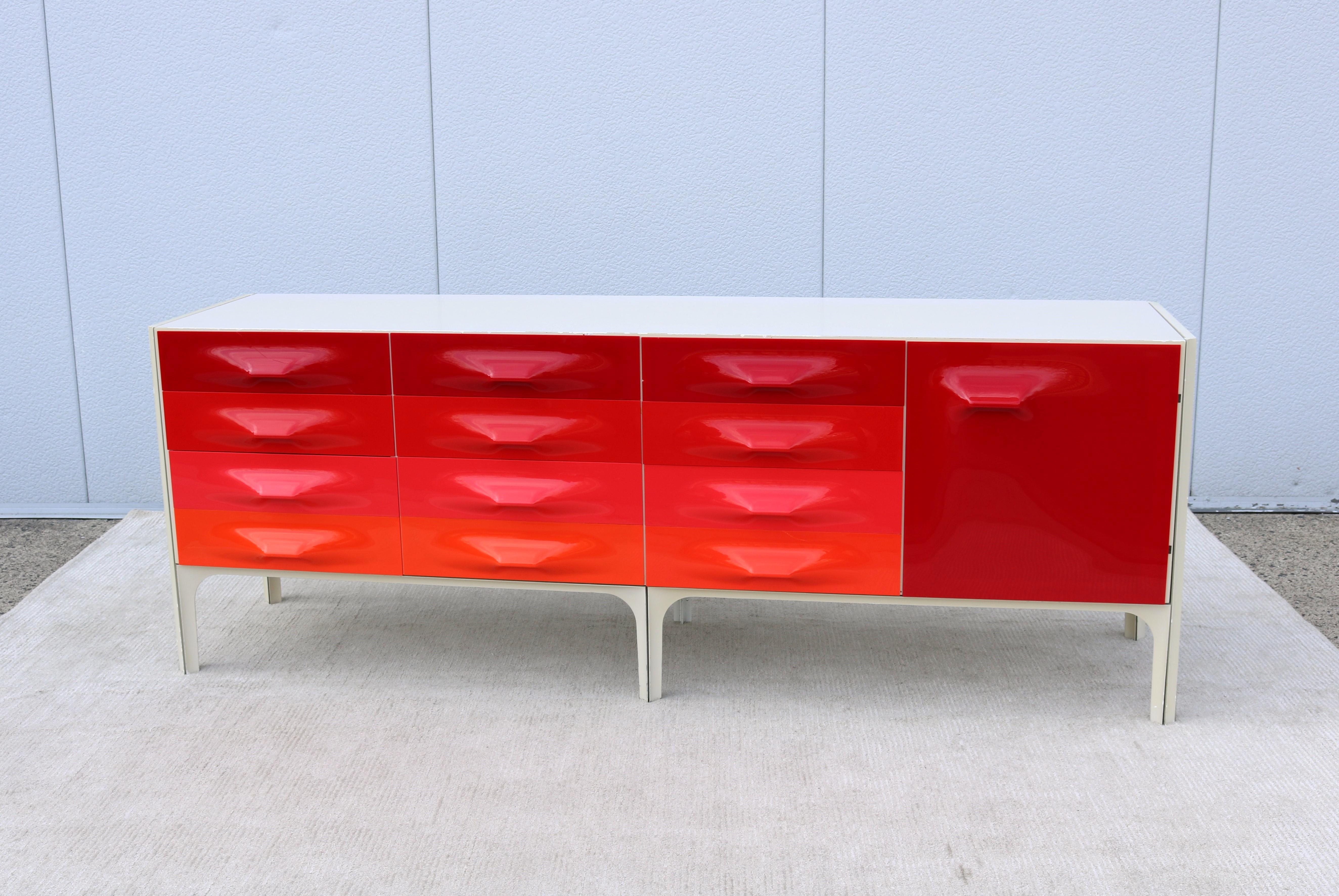 Fabuleuse grande version de la classique crédence ou commode DF2000 de Raymond Loewy.
Comprenant neuf tiroirs et un meuble, les façades des tiroirs en plastique moulé sont organisées dans les bandes graduées de couleurs pop art, du rouge à l'orange,