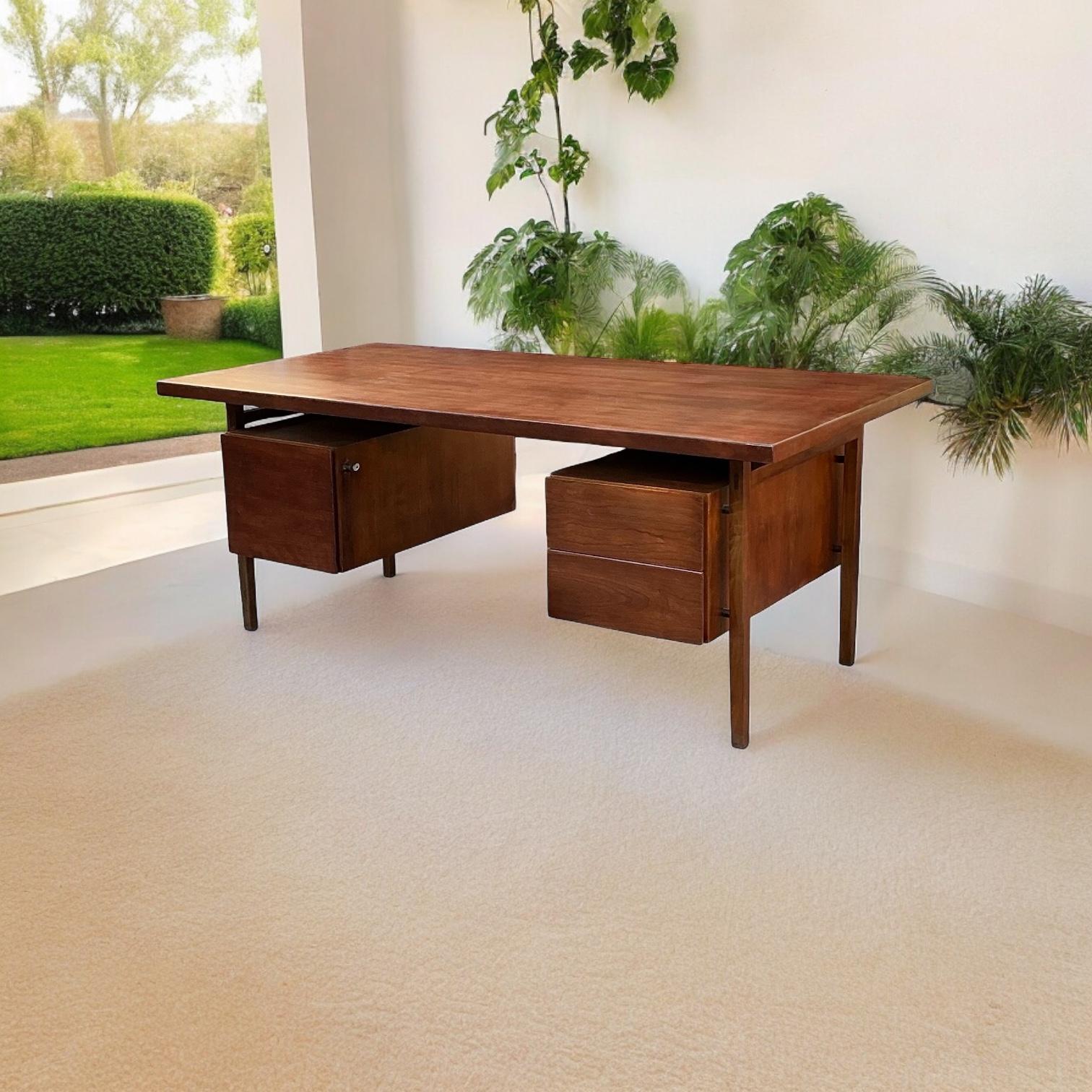 Dieser große, moderne Schreibtisch mit schwebender Platte wurde von Raymond Loewy für Mengel entworfen. Es ist in sehr gutem Zustand. Die Arbeitsfläche ist hervorragend! Es wurde neu gestaltet. Die Kniefreiheit beträgt 27