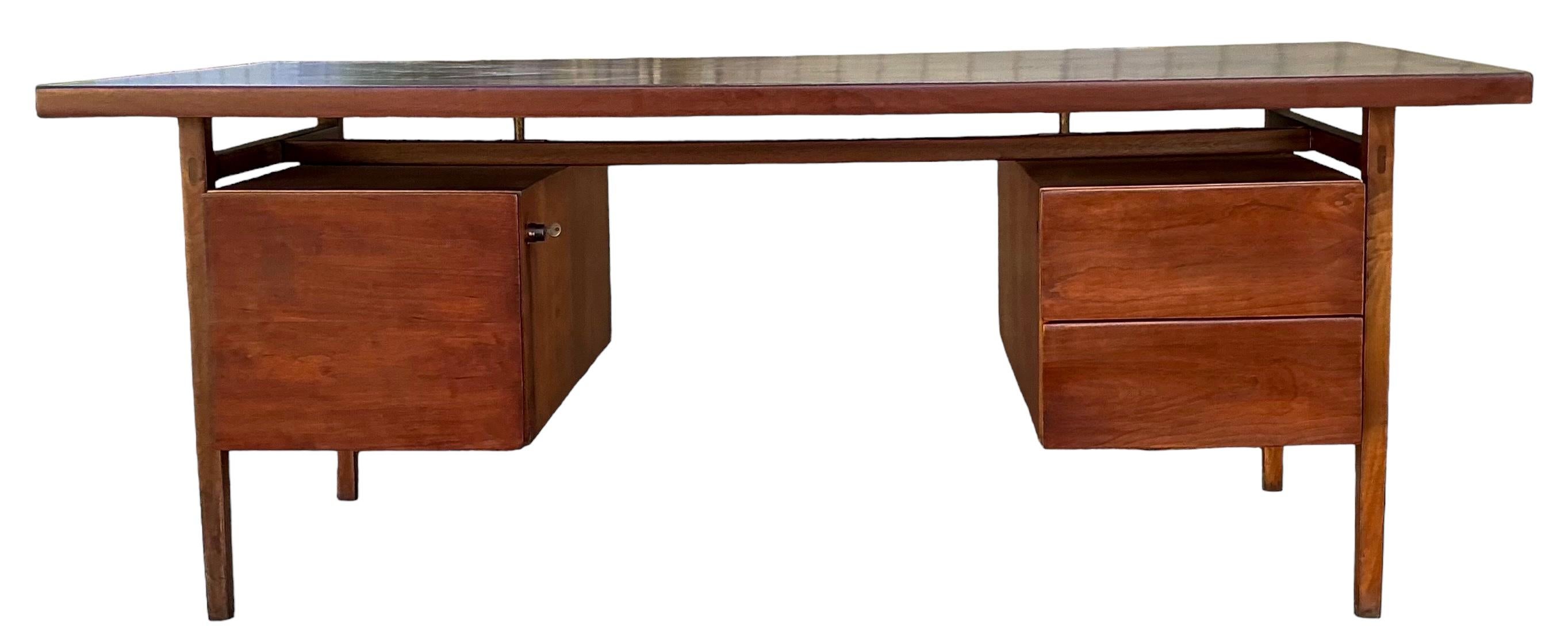 Raymond Loewy für Mengel, Schreibtisch mit schwebender Platte, Mid-Century Modern (Moderne der Mitte des Jahrhunderts) im Angebot