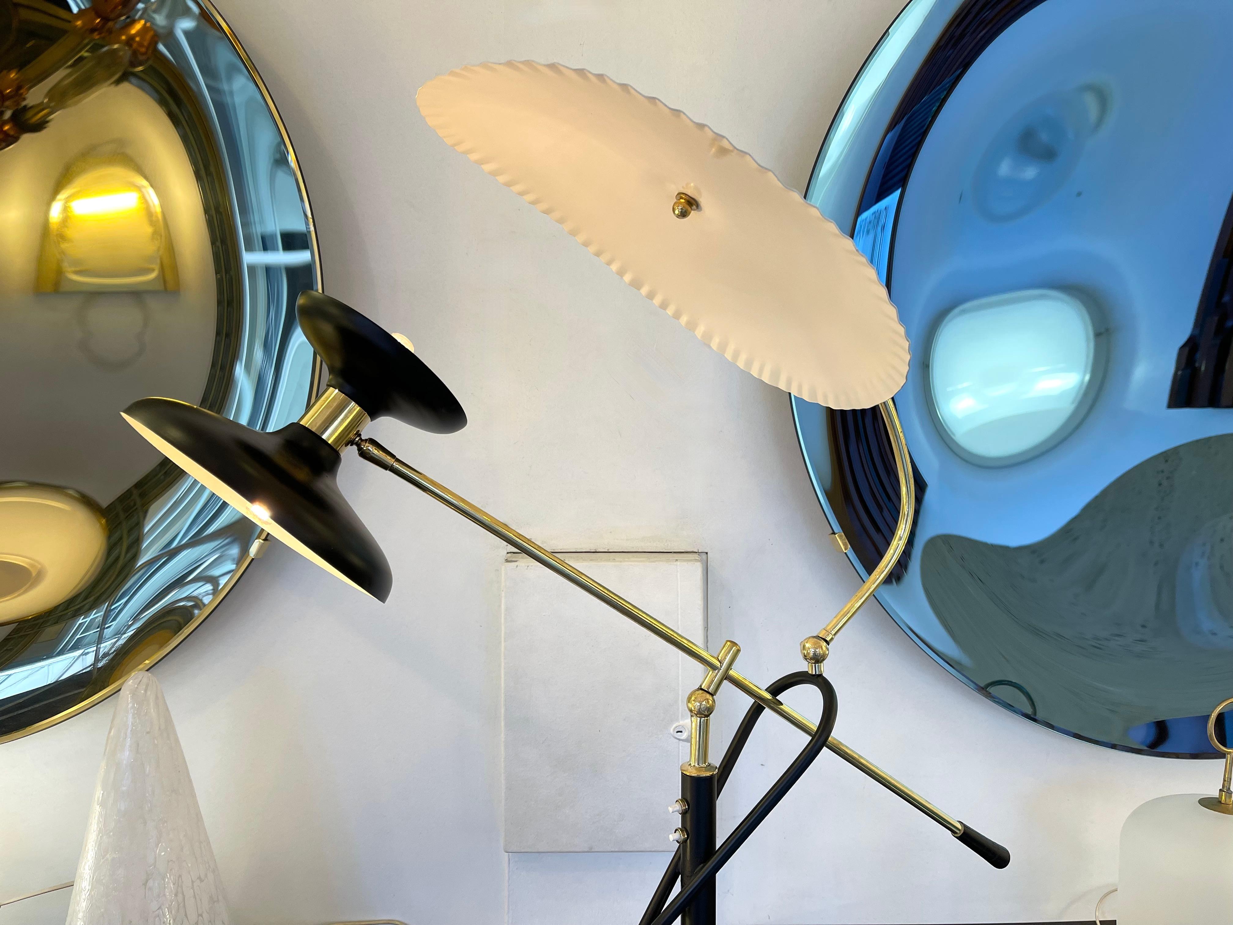 Moderne Mitte des Jahrhunderts  Reading Stehlampe aus Messing und lackiertem Metall, Italien, 1950er Jahre (Moderne der Mitte des Jahrhunderts) im Angebot