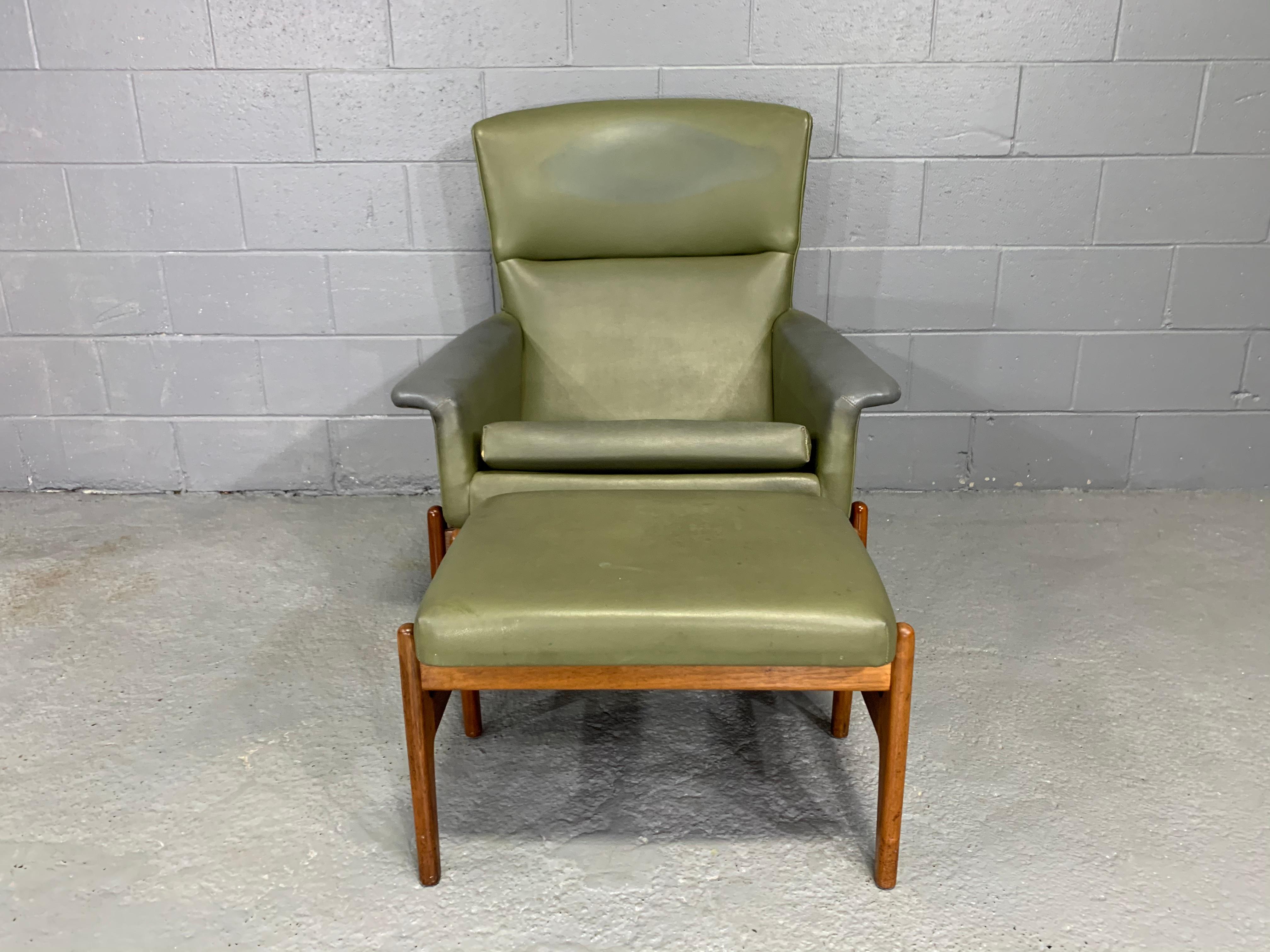 Dieser moderne Sessel aus der Mitte des Jahrhunderts von Folke Olsson ist mit dem Original-Kunstleder bezogen und wurde in den 1960er Jahren von Dux of Sweden hergestellt.

Das Design des Stuhls ist äußerst elegant und wohlproportioniert  Bequemer