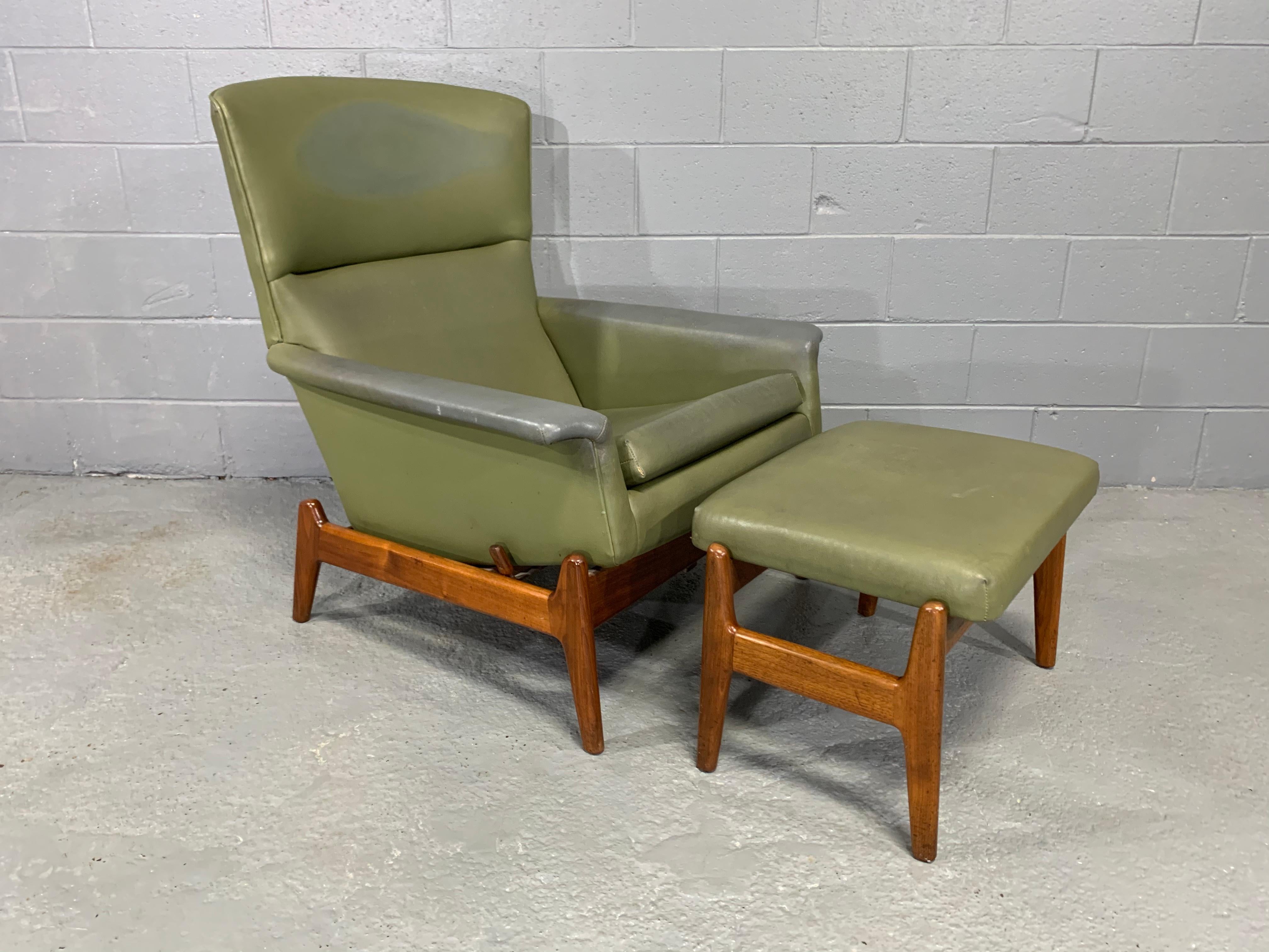 This mid-century modern easy chair / recliner by Folke Olsson is upholstered with the original faux leather and was manufactured by Dux of Sweden in the 1960s.

The design of the chair is extremely elegant, well-proportioned  comfortable chair that