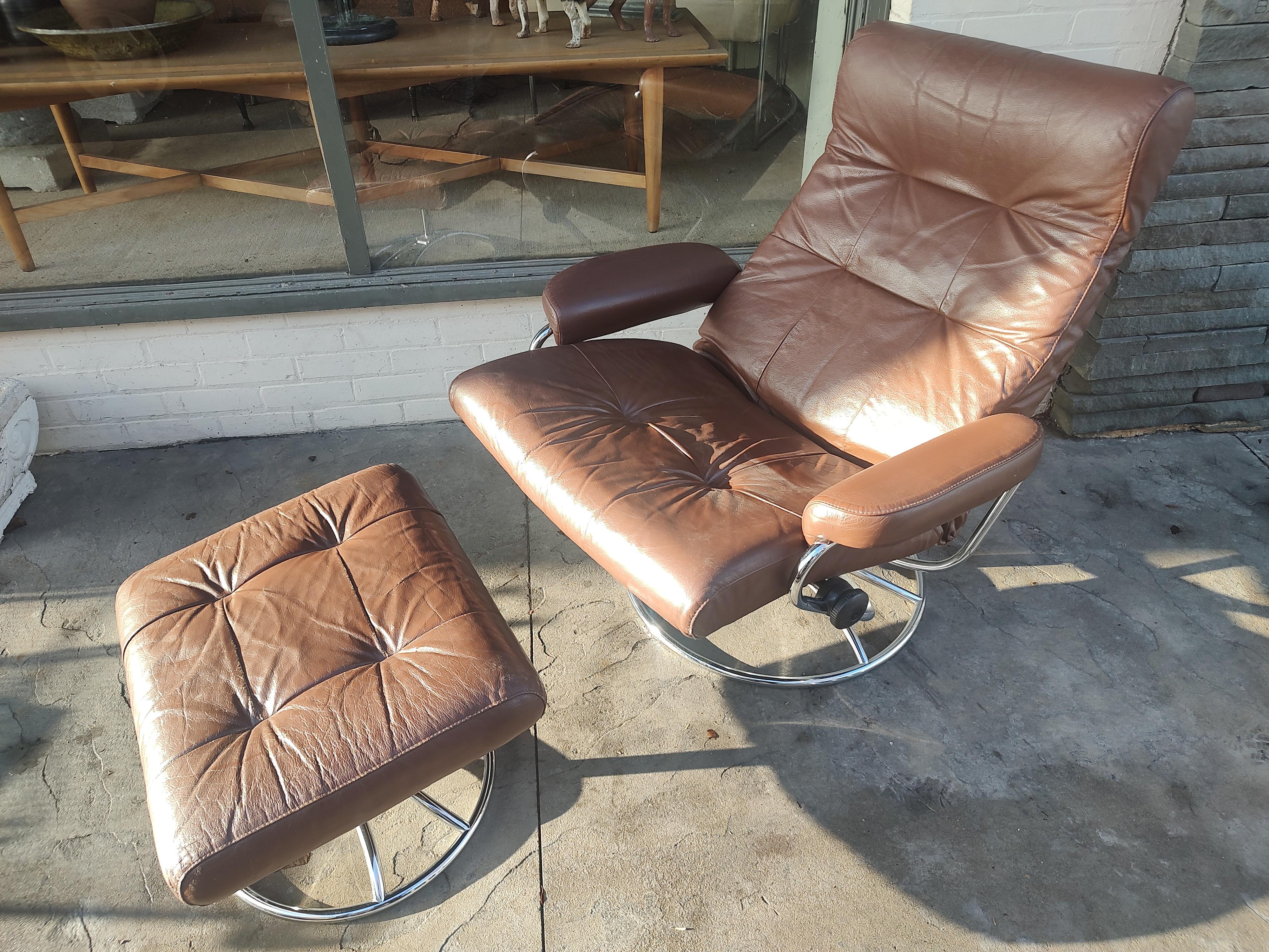 Mid Century Modern Recliner Stressless Lounge Chairs & Ottoman by Ekornes For Sale 3