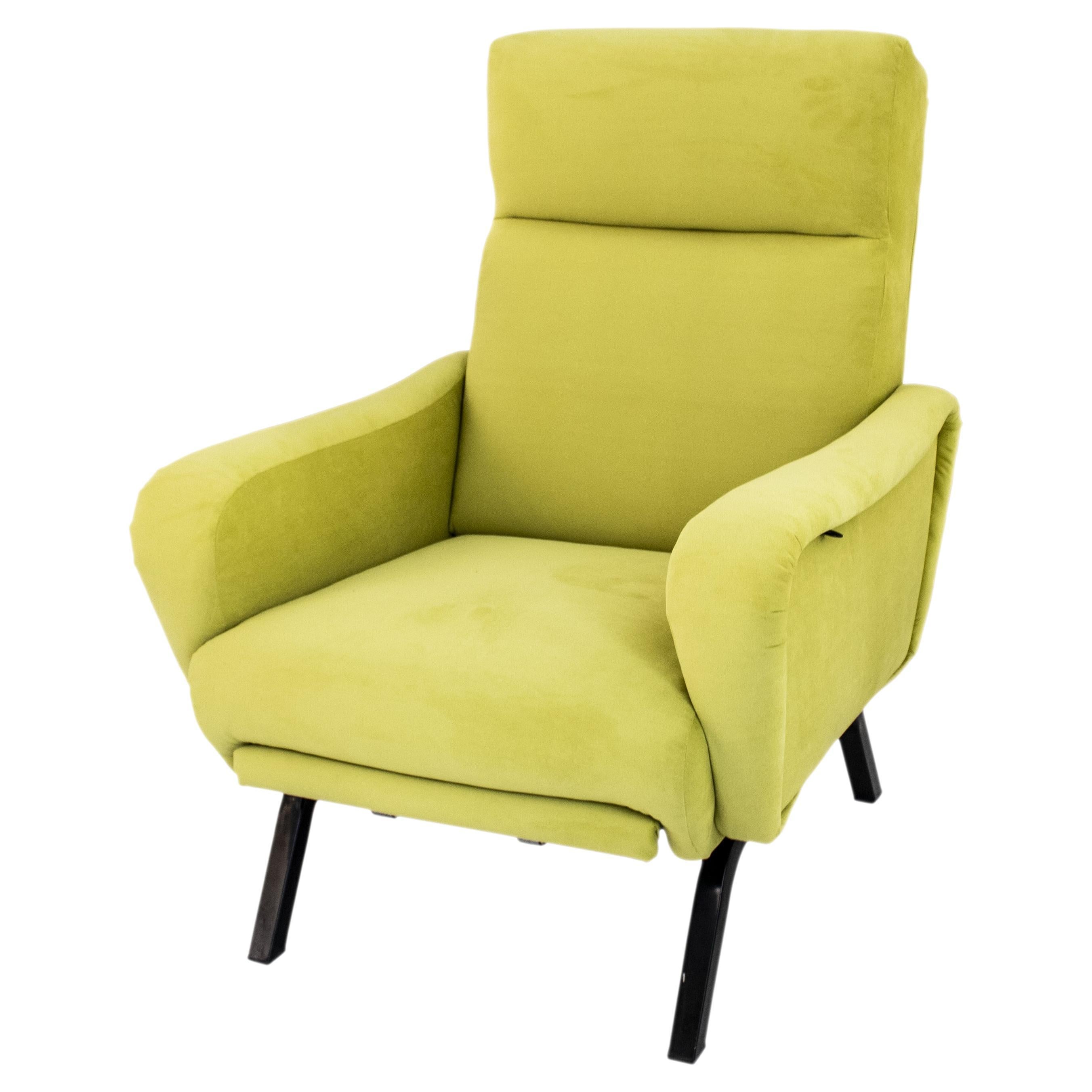 Ce fauteuil inclinable italien est composé d'une structure solide en métal et en bois, recouverte de mousse et tapissée d'un tissu en velours vert vif. 
Il s'agit d'une conception confortable et polyvalente qui permet d'incliner le siège et d'offrir