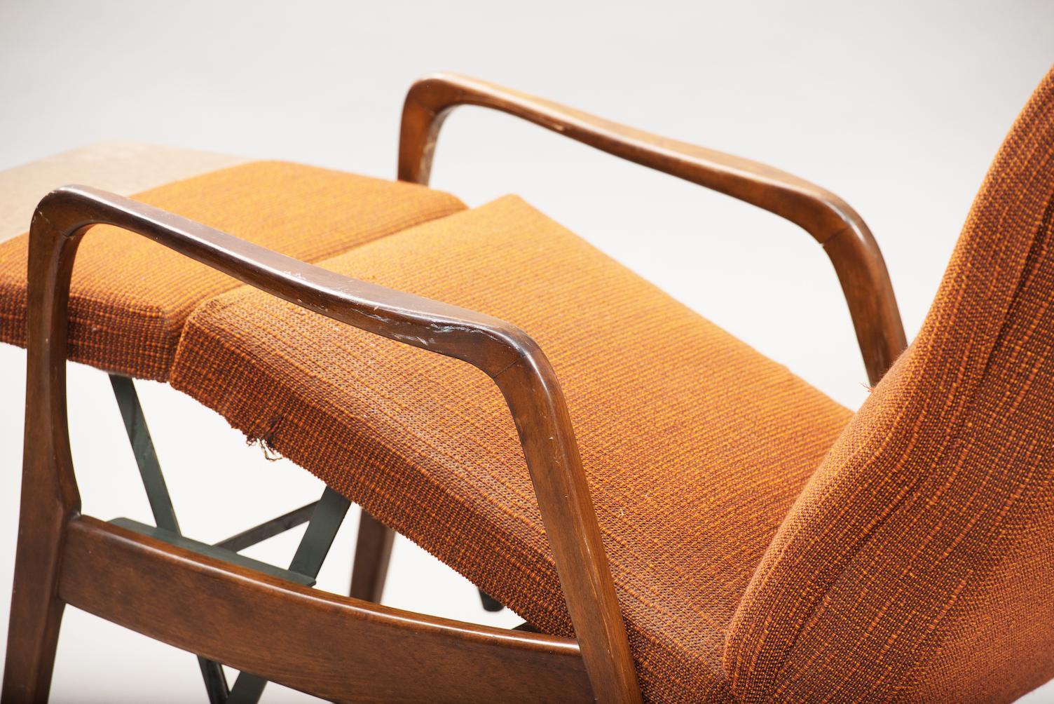 Mid-Century Modern Reclining Chair In Distressed Condition In Porto, PT