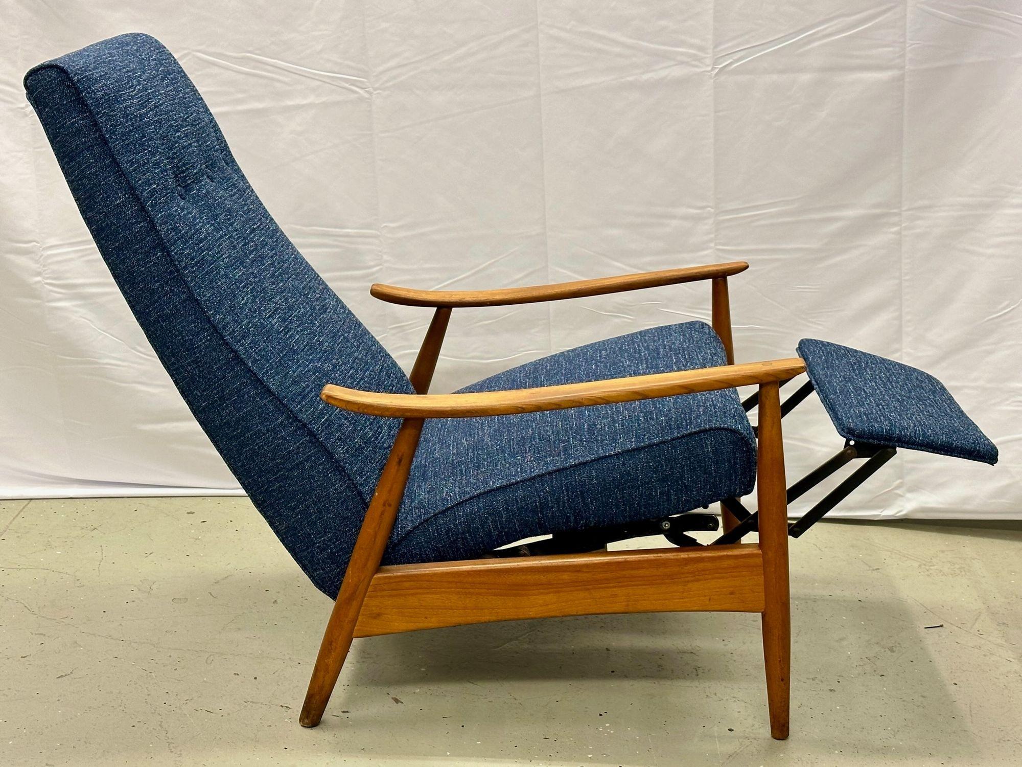 Mid-Century Modern Reclining Lounge Chair by Milo Baughman, Thayer Coggin, 1950s.
 
Reclining lounge chair designed by Milo Baughman for Thayer Coggin in the 1950s. This chair features a high slightly tilted backrest and floating footrest when