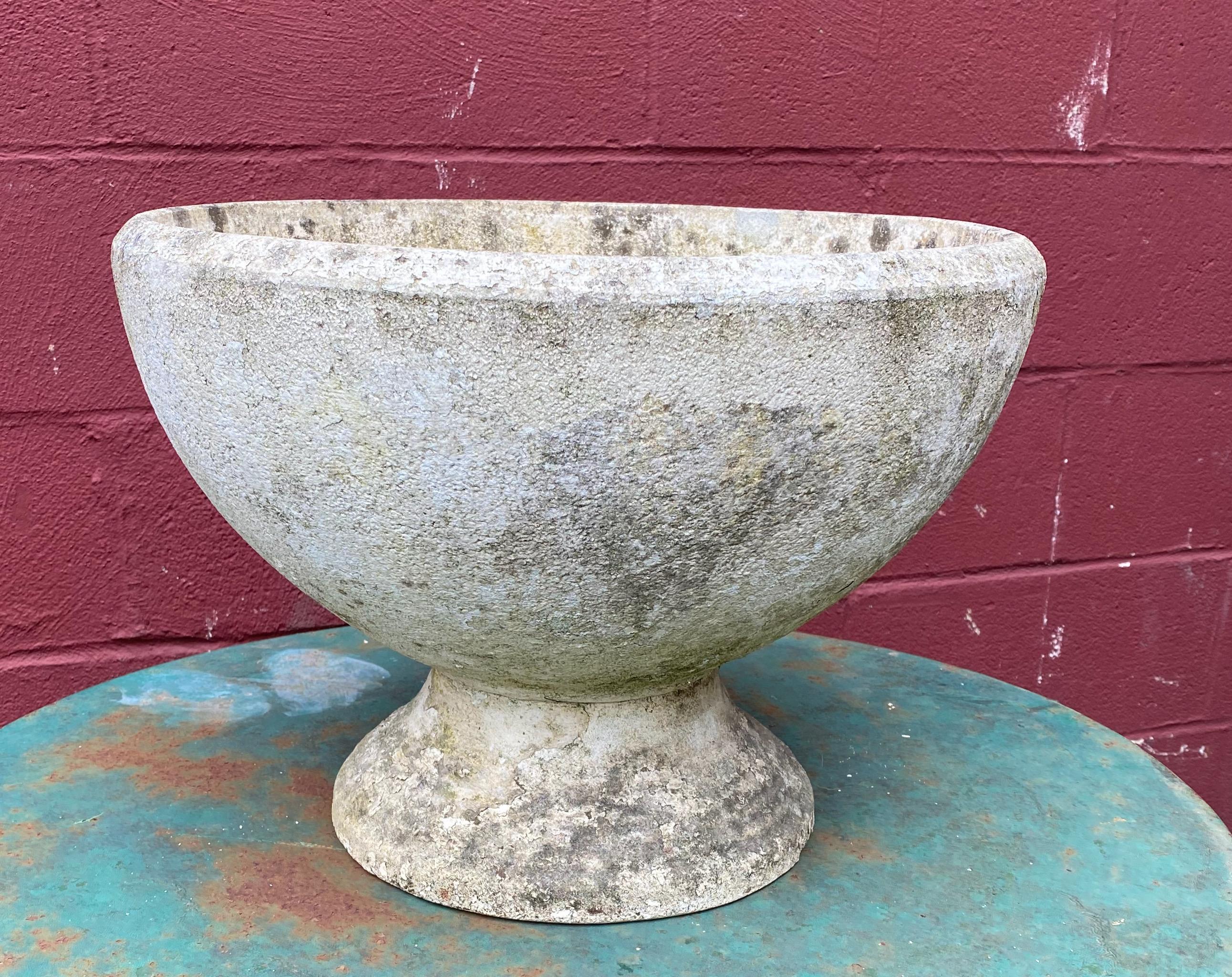 A French Mid-Century Modern planter made from reconstituted or cast stone that has a beautiful aged patina. The planter has a drainage hole and can be left outside in the rain. Great vintage condition. 

Ref# G0321-05

Dimensions: 14