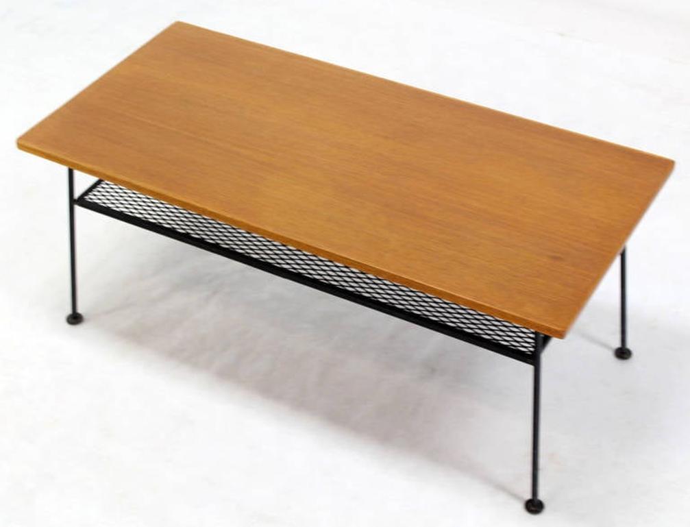 Mid-Century Modern Rectangle Coffee Table by Freda Diamond Mesh Shelf Wire Legs  For Sale 2