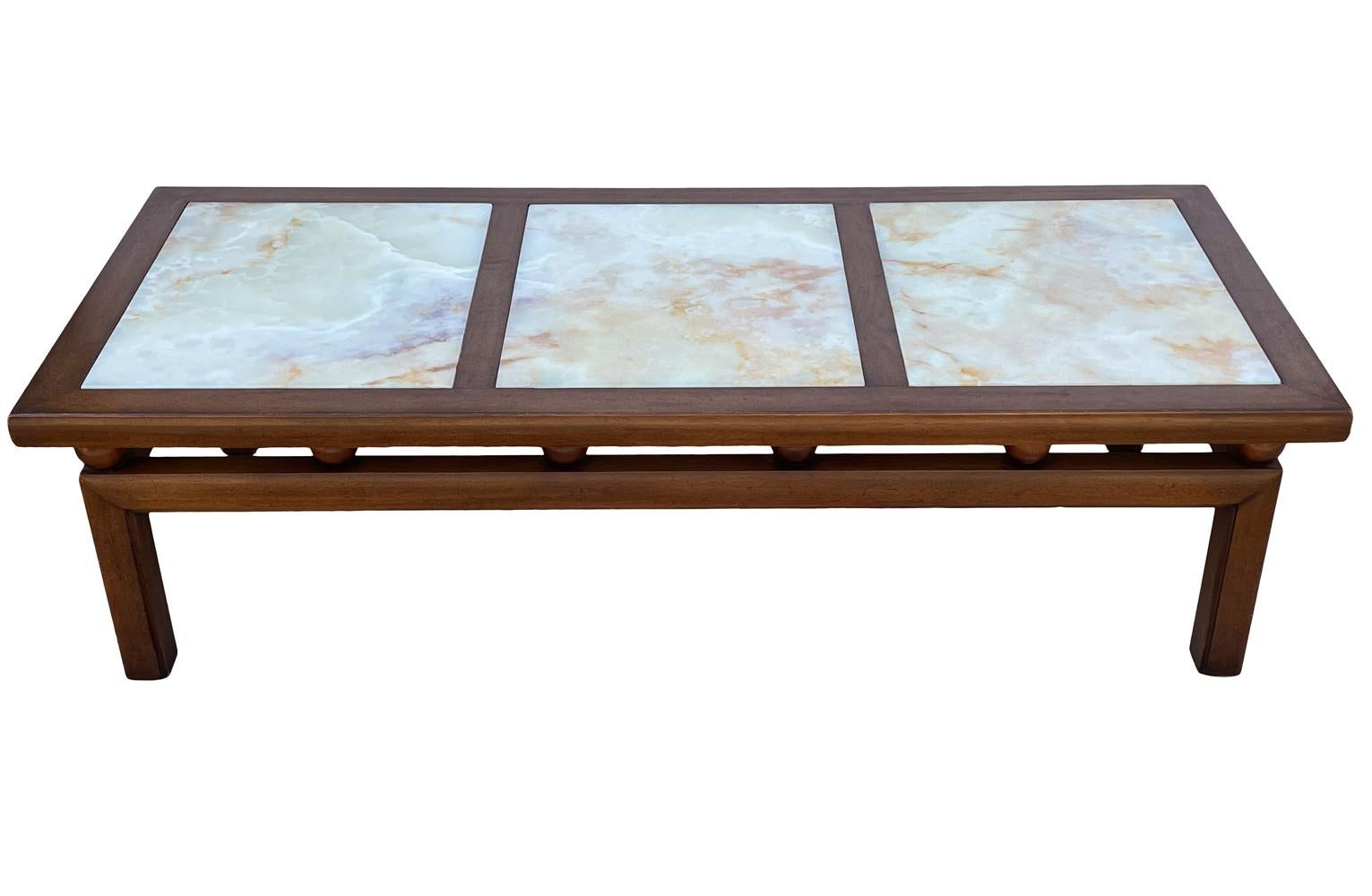 Table de cocktail rectangulaire moderne du milieu du siècle dernier en noyer et marbre onyx Bon état - En vente à Philadelphia, PA