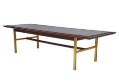 Moderner rechteckiger Couchtisch aus der Mitte des Jahrhunderts aus Nussbaum, Messing und Schilfrohr nach McCobb