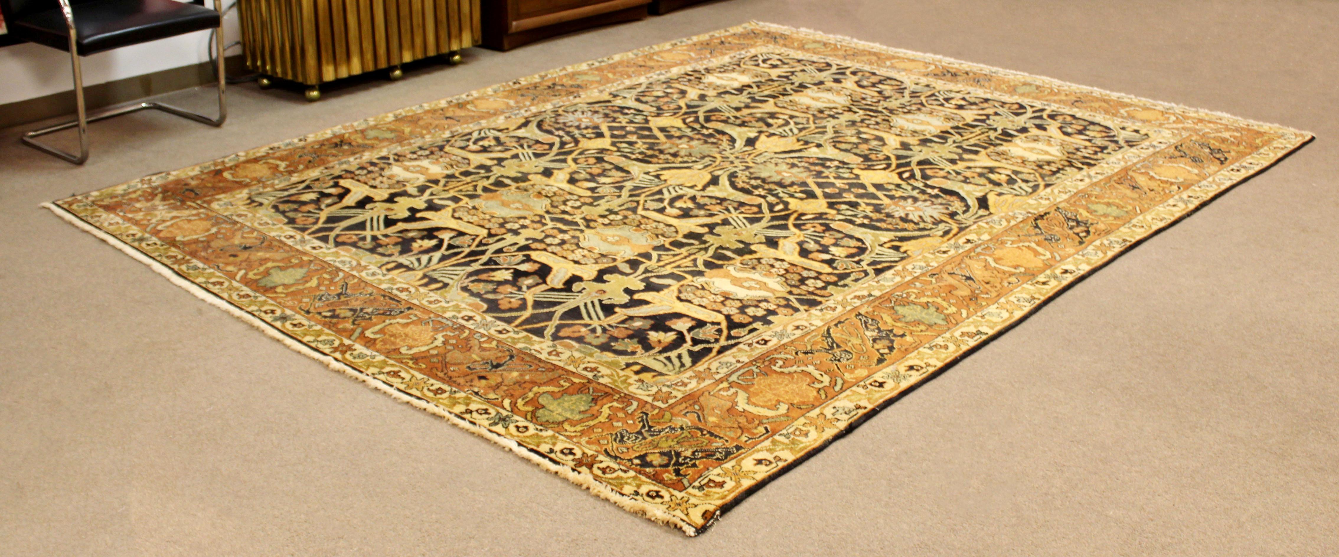 For your consideration is a stunning, rectangular area rug or carpet, made of 100% wool in India. In very good condition. The dimensions are 132