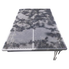 Table de salle à manger d'extérieur rectangulaire à plateau en maille The Moderns par John Salterini