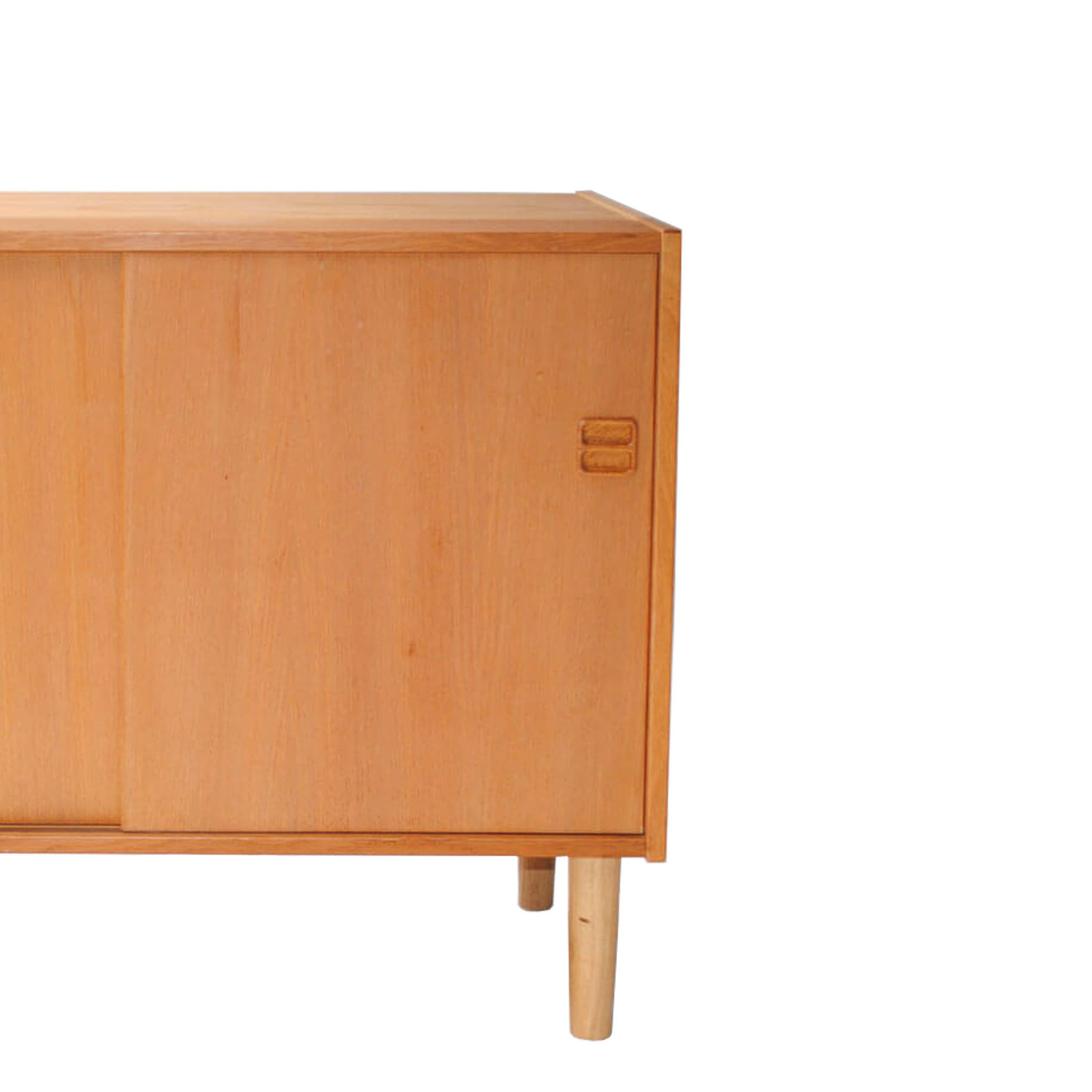 Sideboard with oak structure, three drawers and rectangular handles. Conical legs.