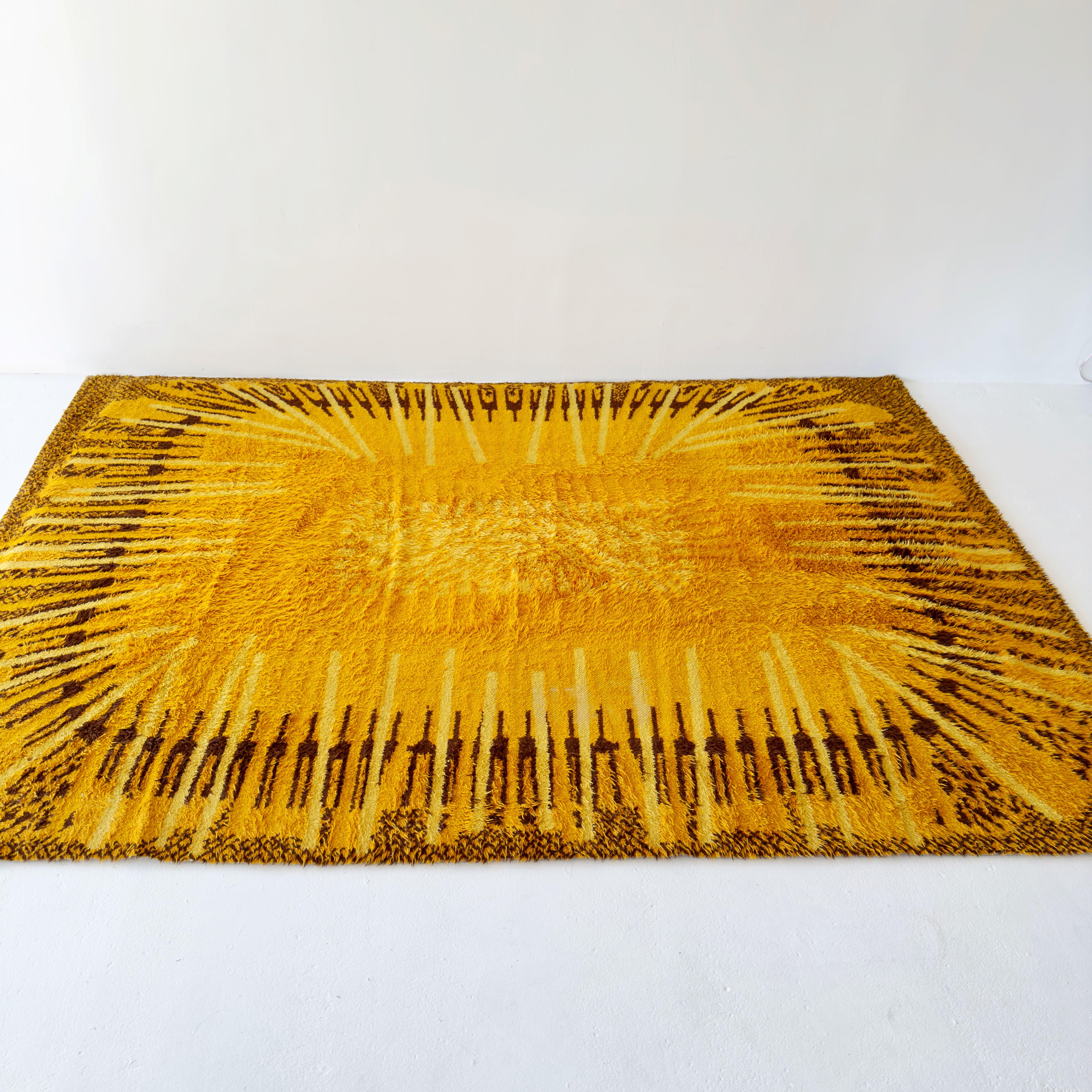 Enorme alfombra Rya de los años 60 con un estampado de rayos de sol en color caléndula / amarillo / marrón. Color excelente, cierta variación de la longitud del pelo. Aproximadamente 8x11 pies (se atenúa más abajo). Fabricado en Escandinavia.

L134
