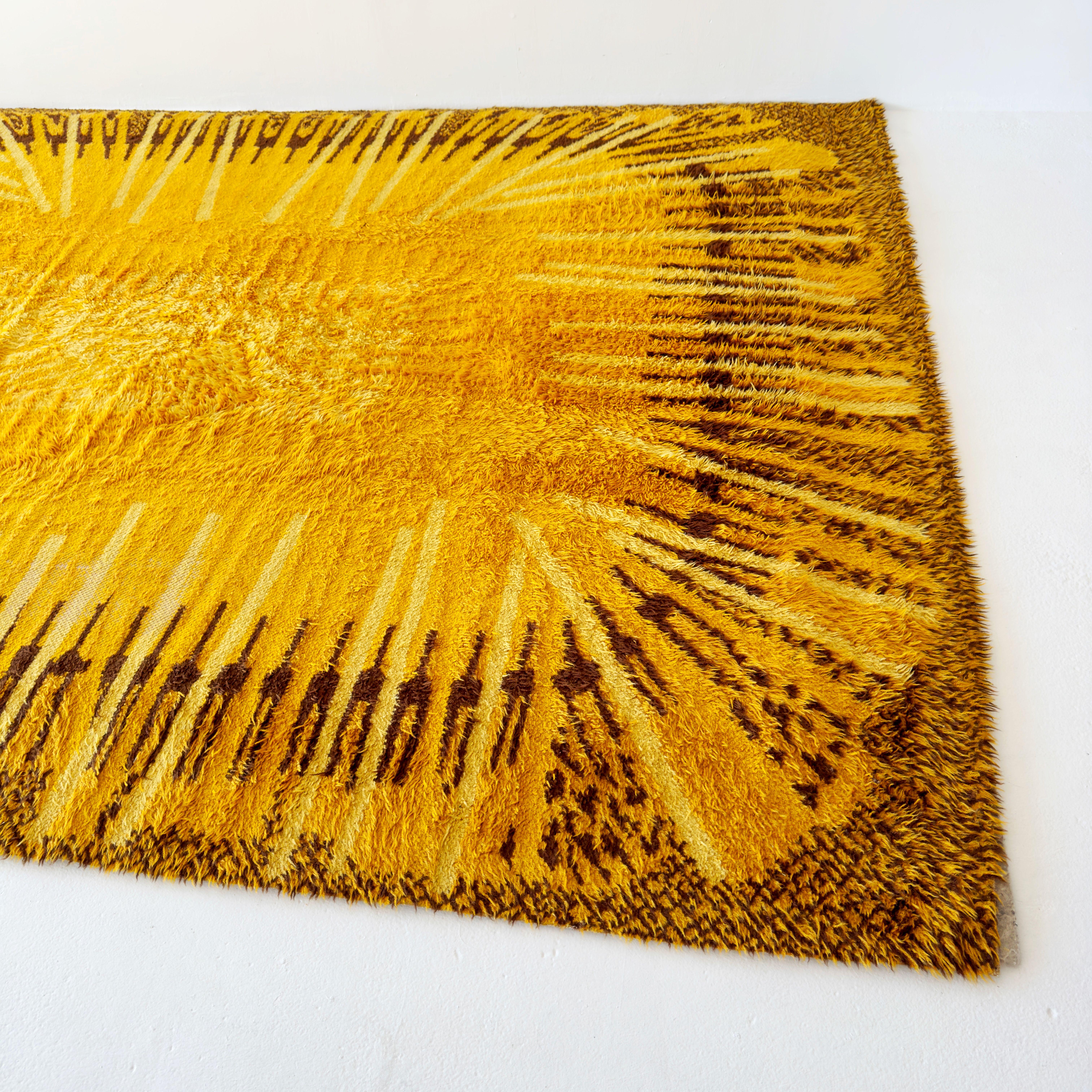 Alfombra Rya Rectangular Moderna de Mitad de Siglo Amarillo Estrellado Marrón, Años 60 Sueco en venta