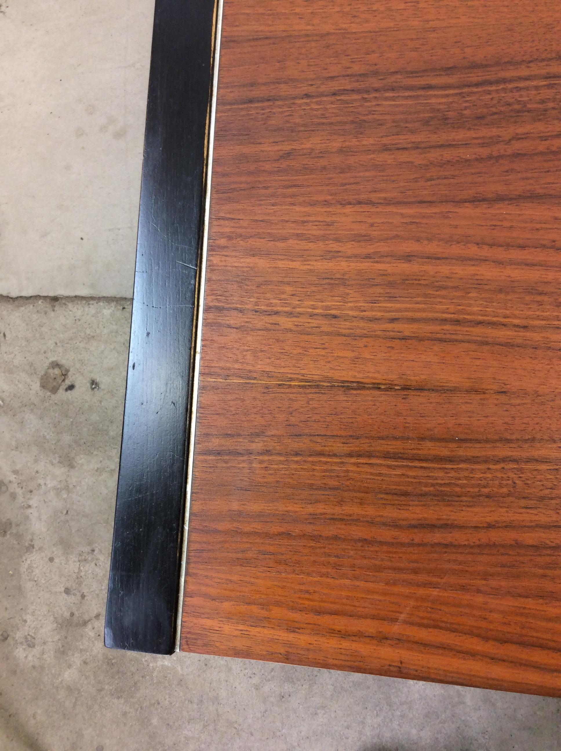Table de salle à manger rectangulaire en teck avec pieds peints en noir The Moderns en vente 4