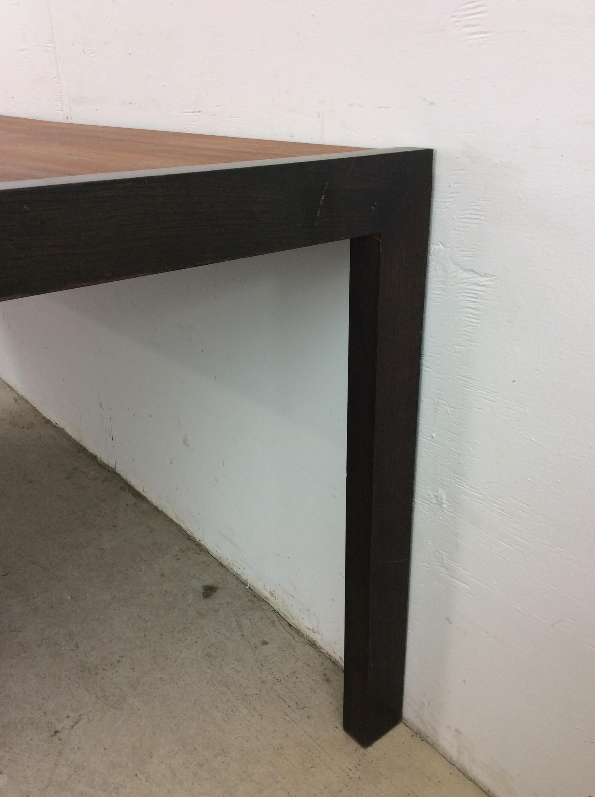 Table de salle à manger rectangulaire en teck avec pieds peints en noir The Moderns en vente 5