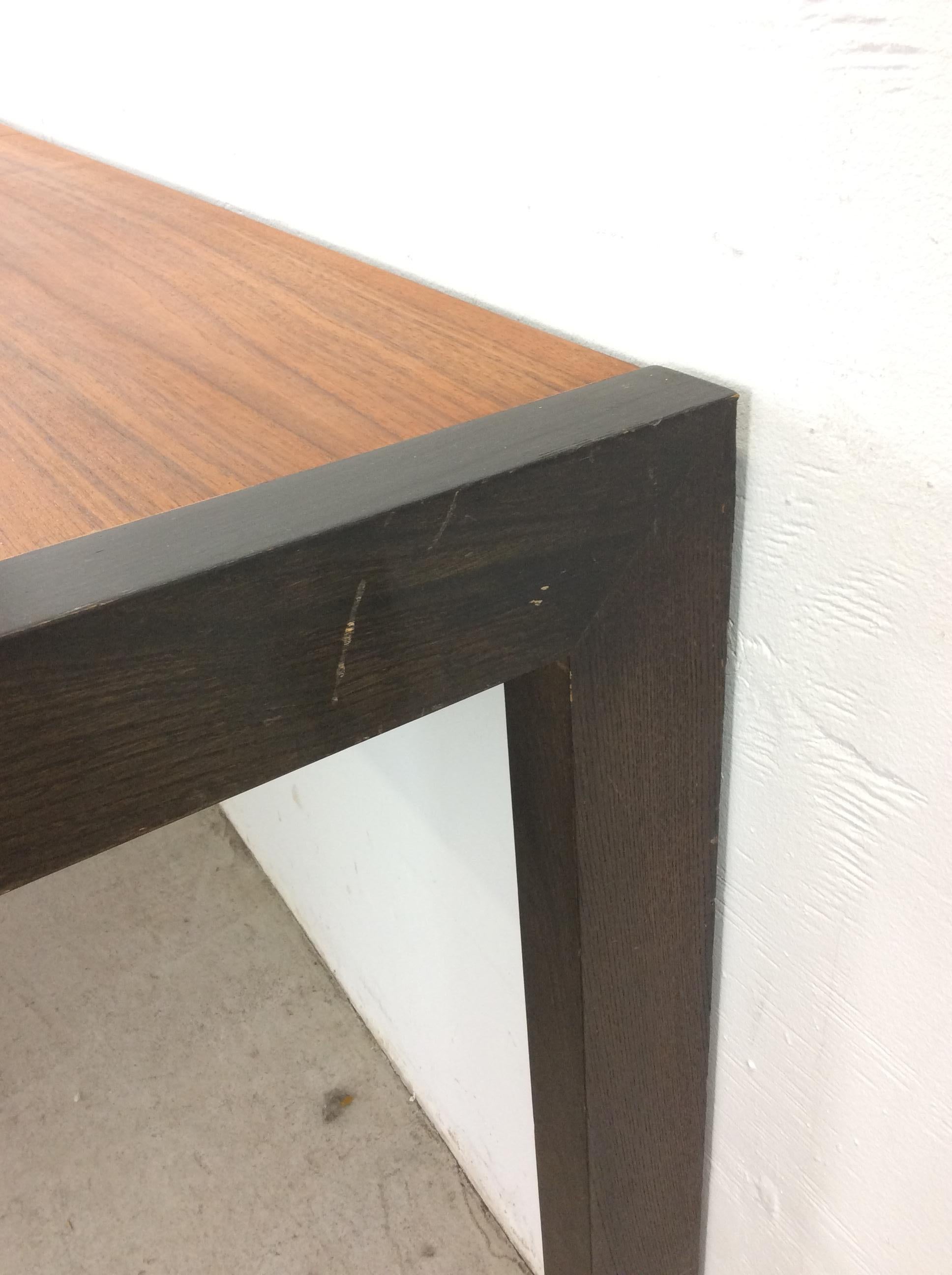 Table de salle à manger rectangulaire en teck avec pieds peints en noir The Moderns en vente 7