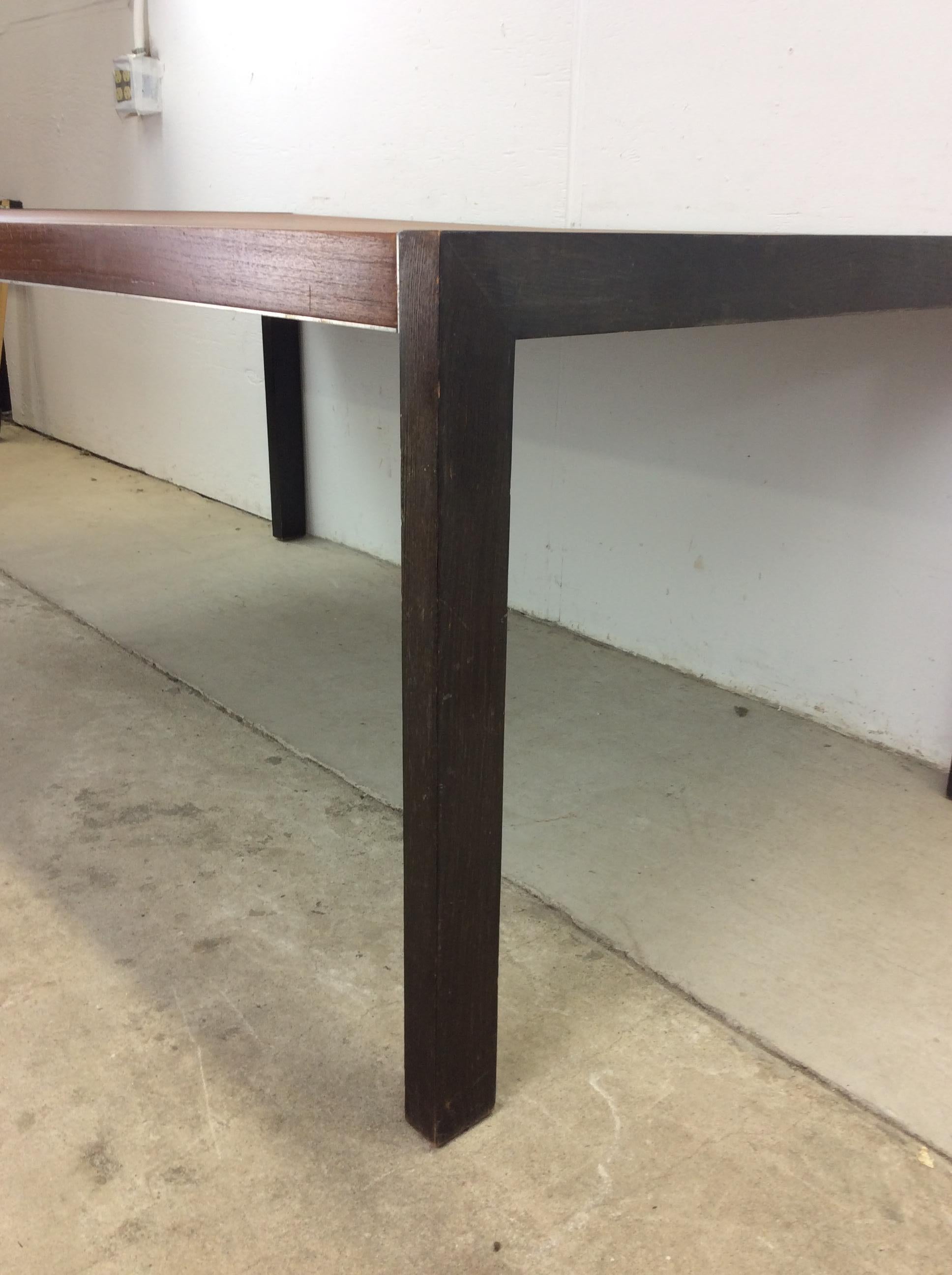 Table de salle à manger rectangulaire en teck avec pieds peints en noir The Moderns en vente 8