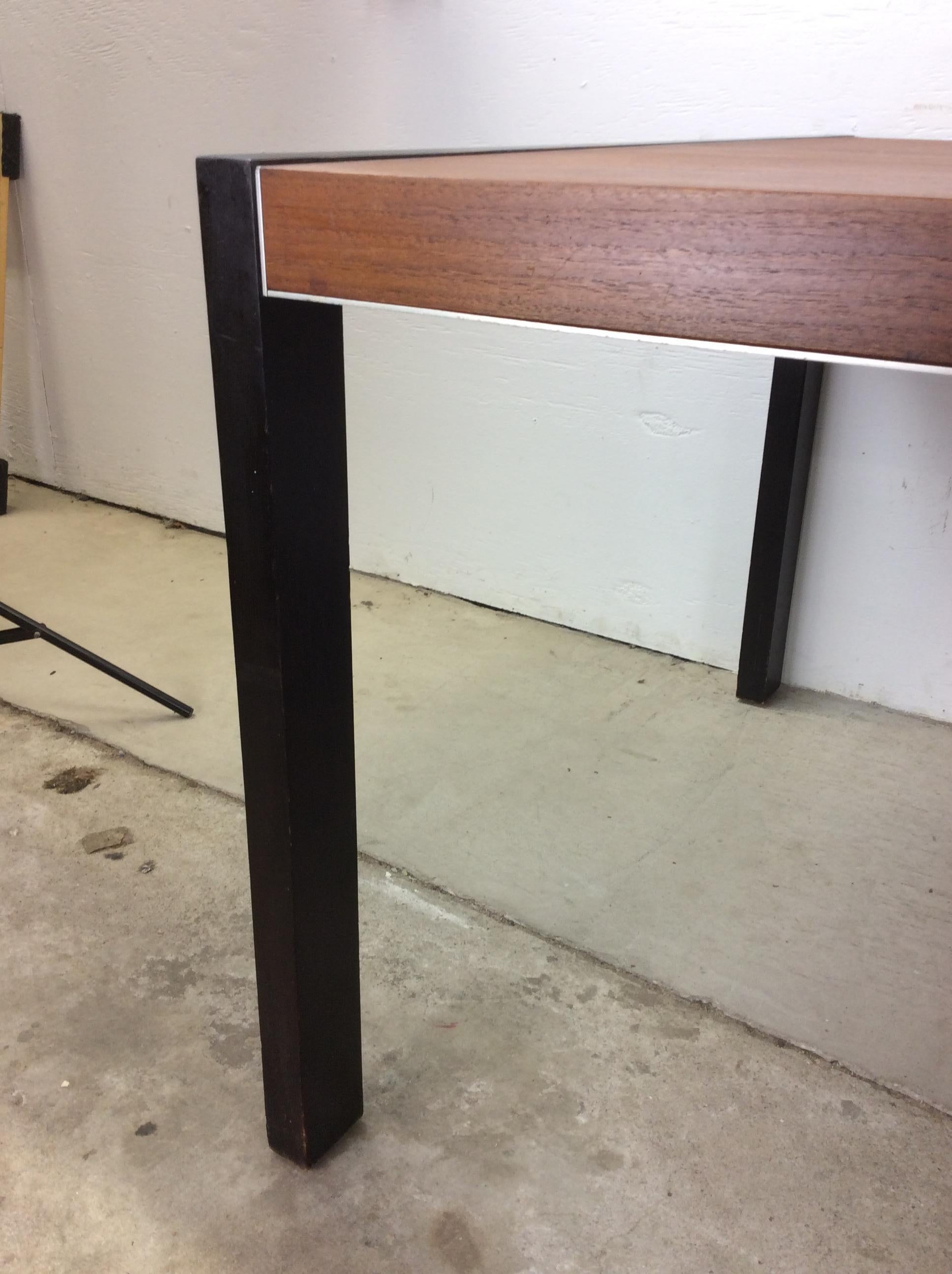 Table de salle à manger rectangulaire en teck avec pieds peints en noir The Moderns en vente 9