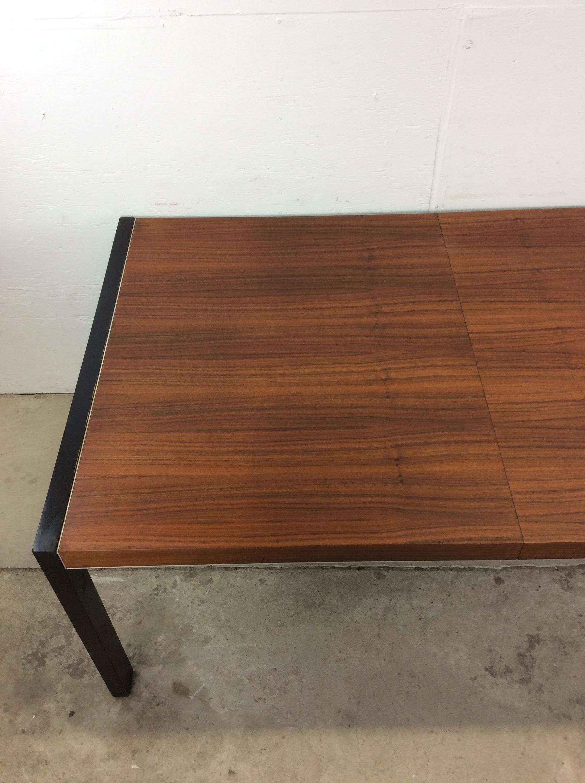 Table de salle à manger rectangulaire en teck avec pieds peints en noir The Moderns en vente 10