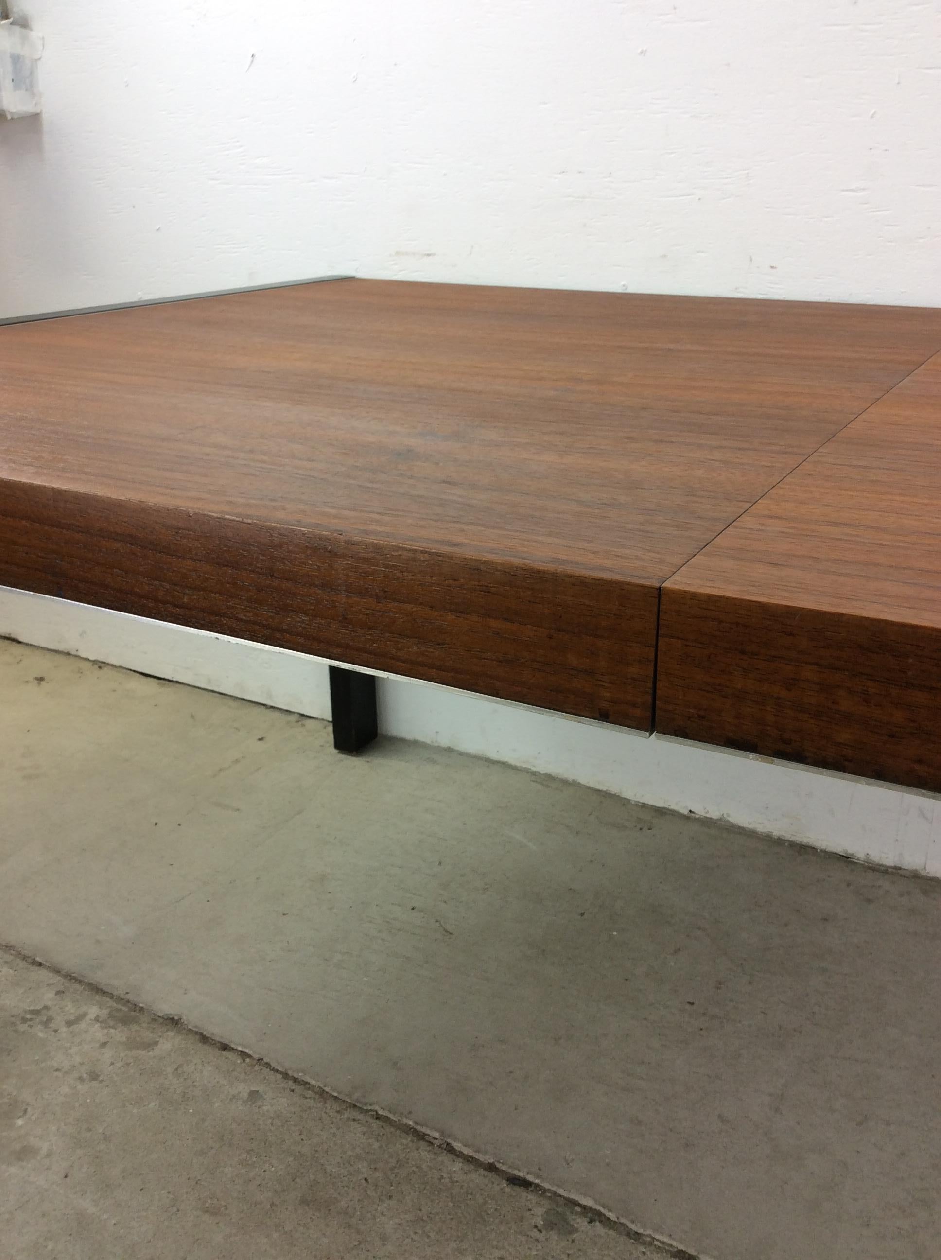 Table de salle à manger rectangulaire en teck avec pieds peints en noir The Moderns en vente 11