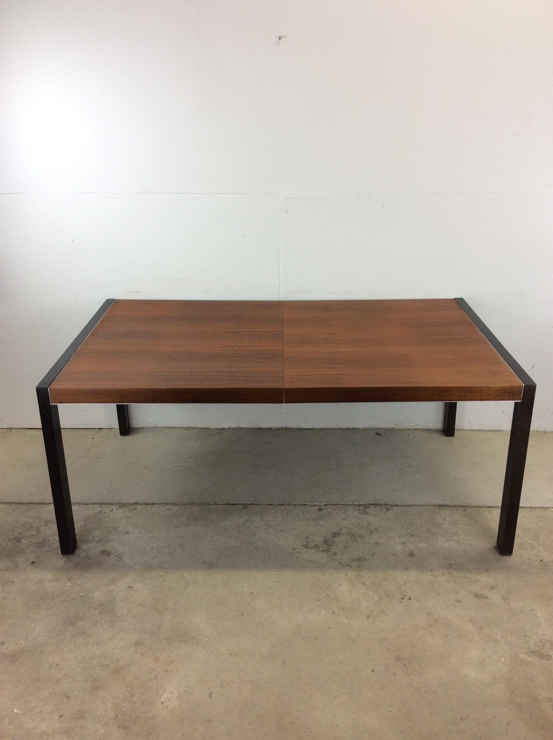 Table de salle à manger rectangulaire en teck avec pieds peints en noir The Moderns en vente 12