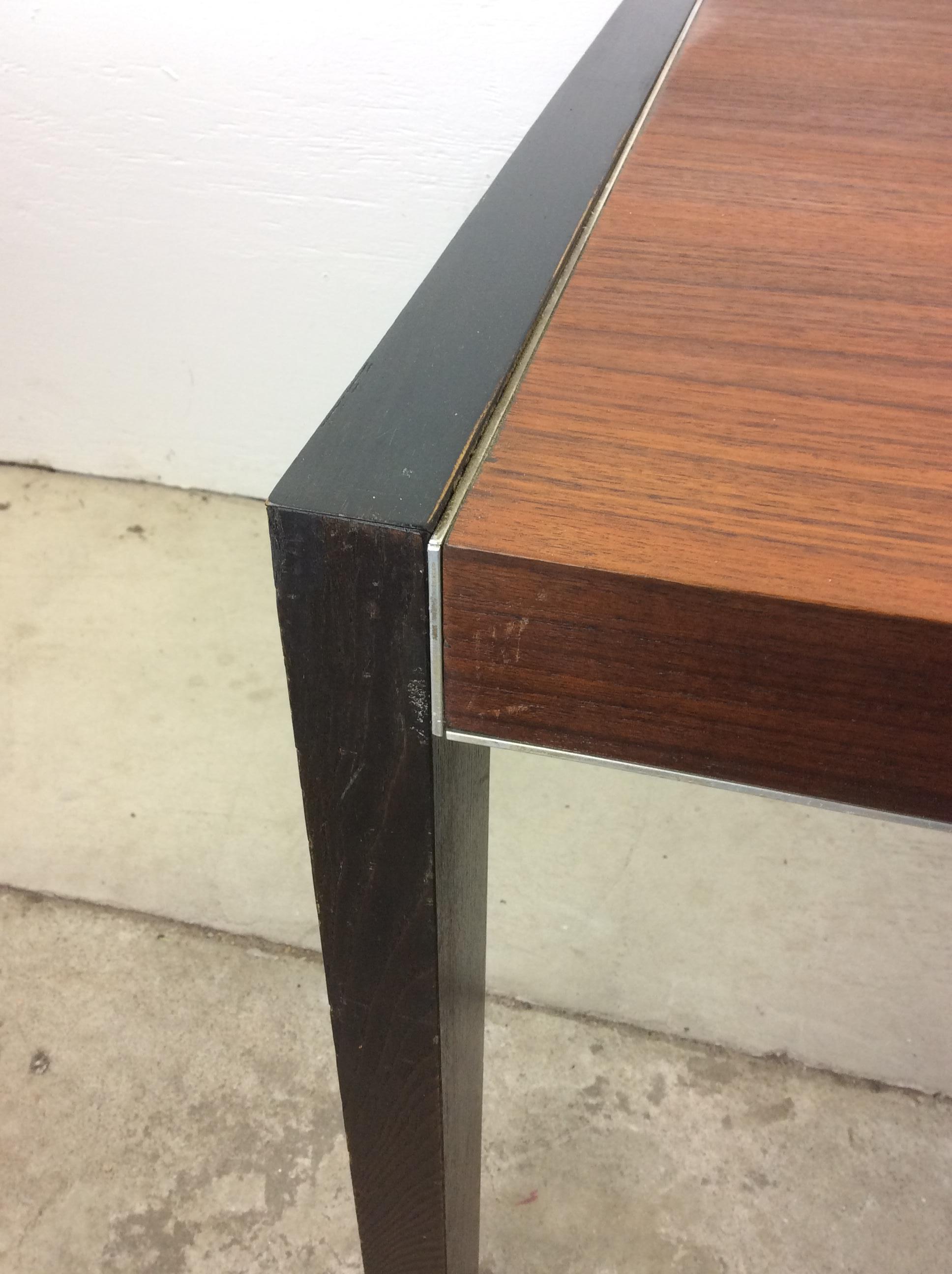 Cette table de salle à manger moderne du milieu du siècle de John Stuart présente un magnifique plateau en noyer avec une finition originale et quatre pieds en bois peints en noir. Il n'y a pas de feuille avec cet article, mais il est extensible et