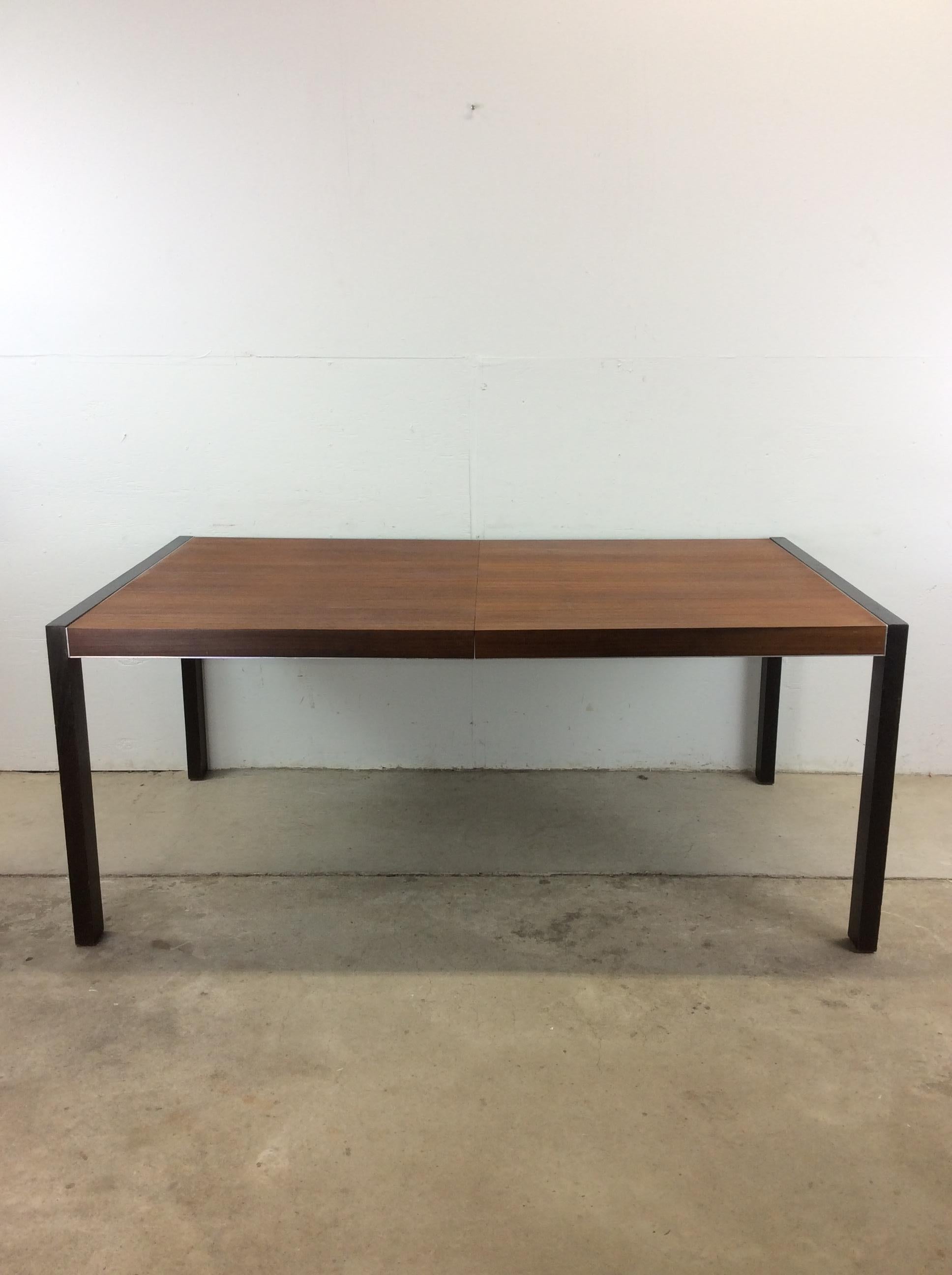 Mid-Century Modern Table de salle à manger rectangulaire en teck avec pieds peints en noir The Moderns en vente