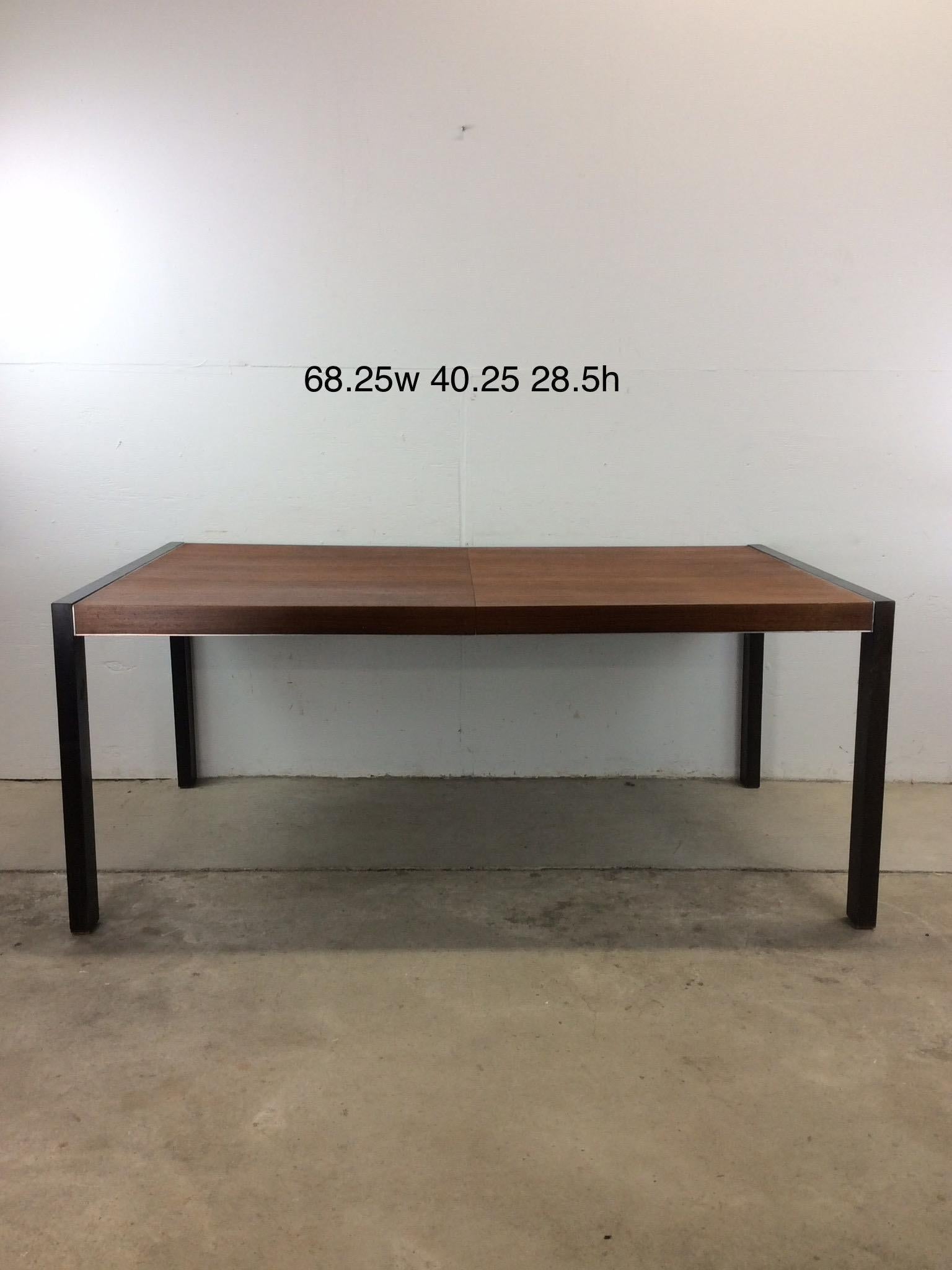 Américain Table de salle à manger rectangulaire en teck avec pieds peints en noir The Moderns en vente