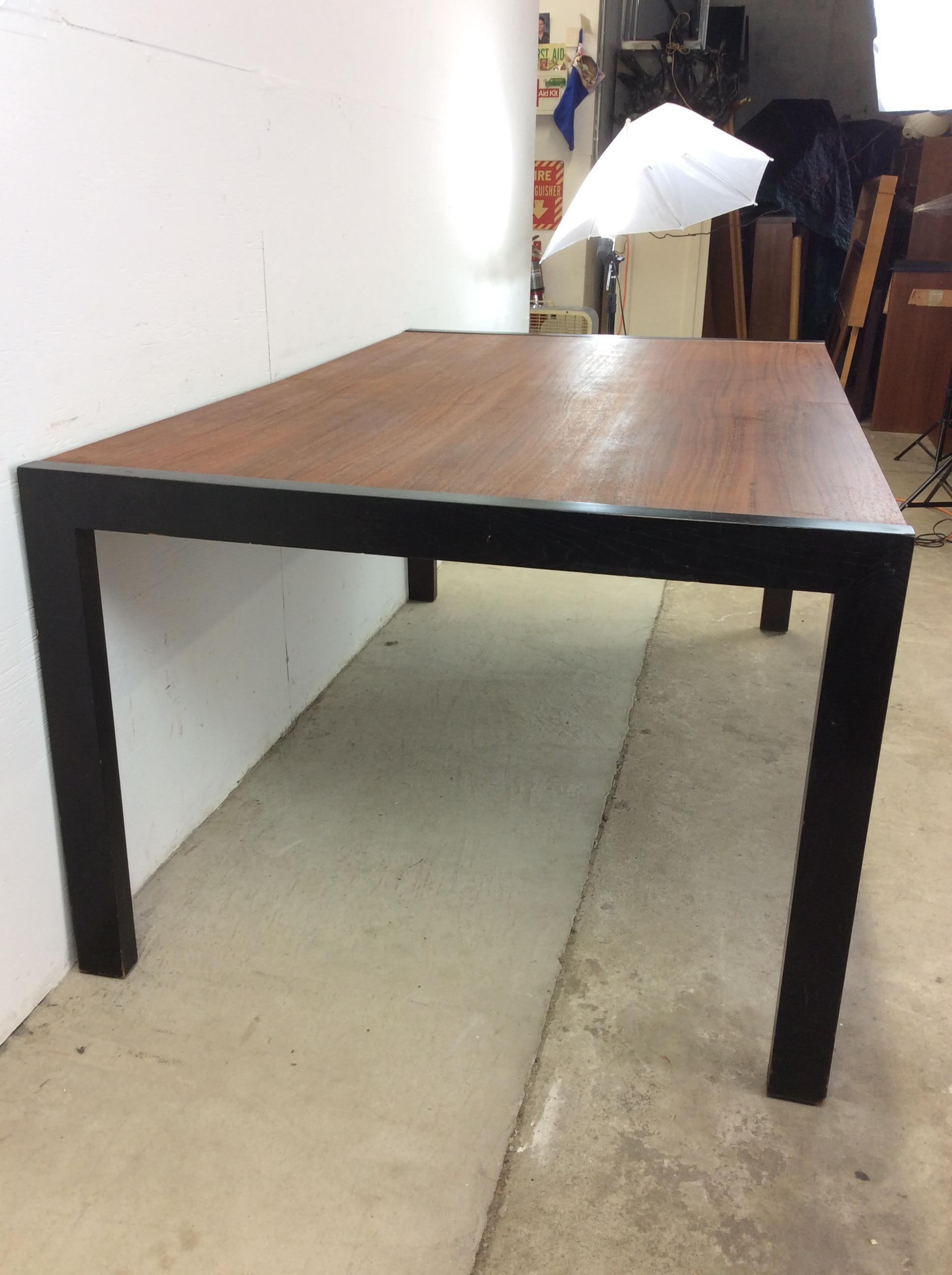 Teck Table de salle à manger rectangulaire en teck avec pieds peints en noir The Moderns en vente