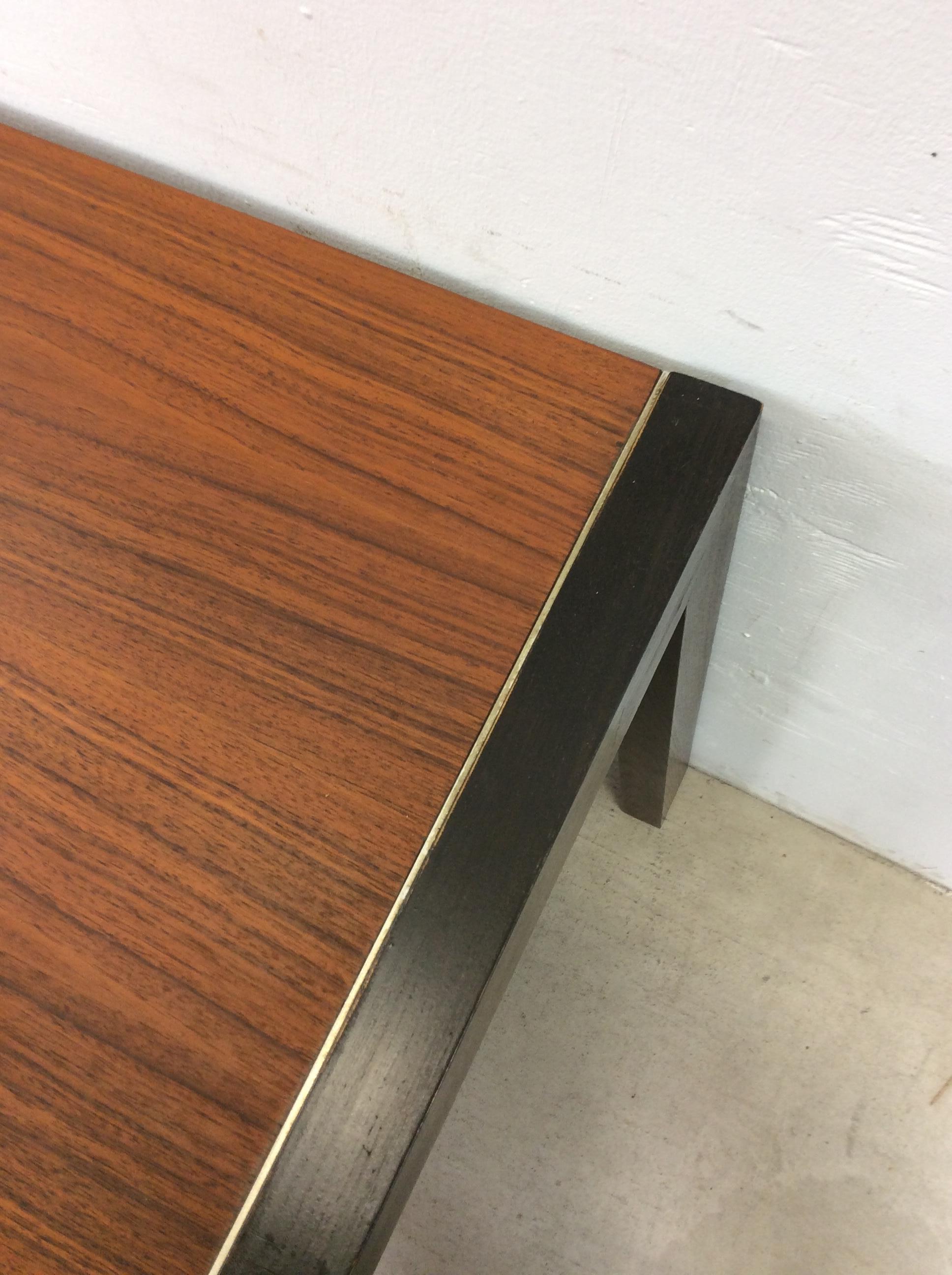 Table de salle à manger rectangulaire en teck avec pieds peints en noir The Moderns en vente 1