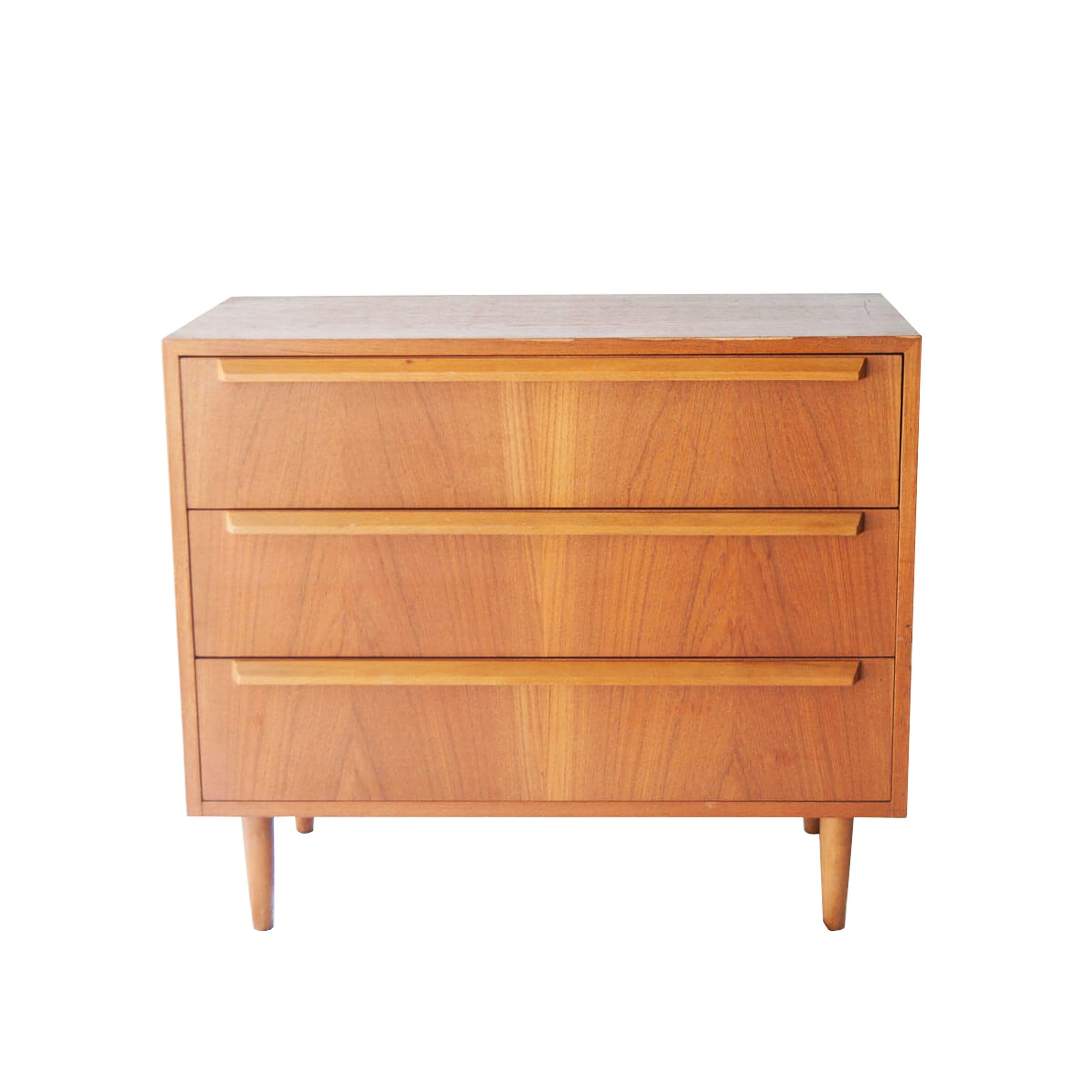 Sideboard with teak structure, three drawers and rectangular handles. Conical legs.