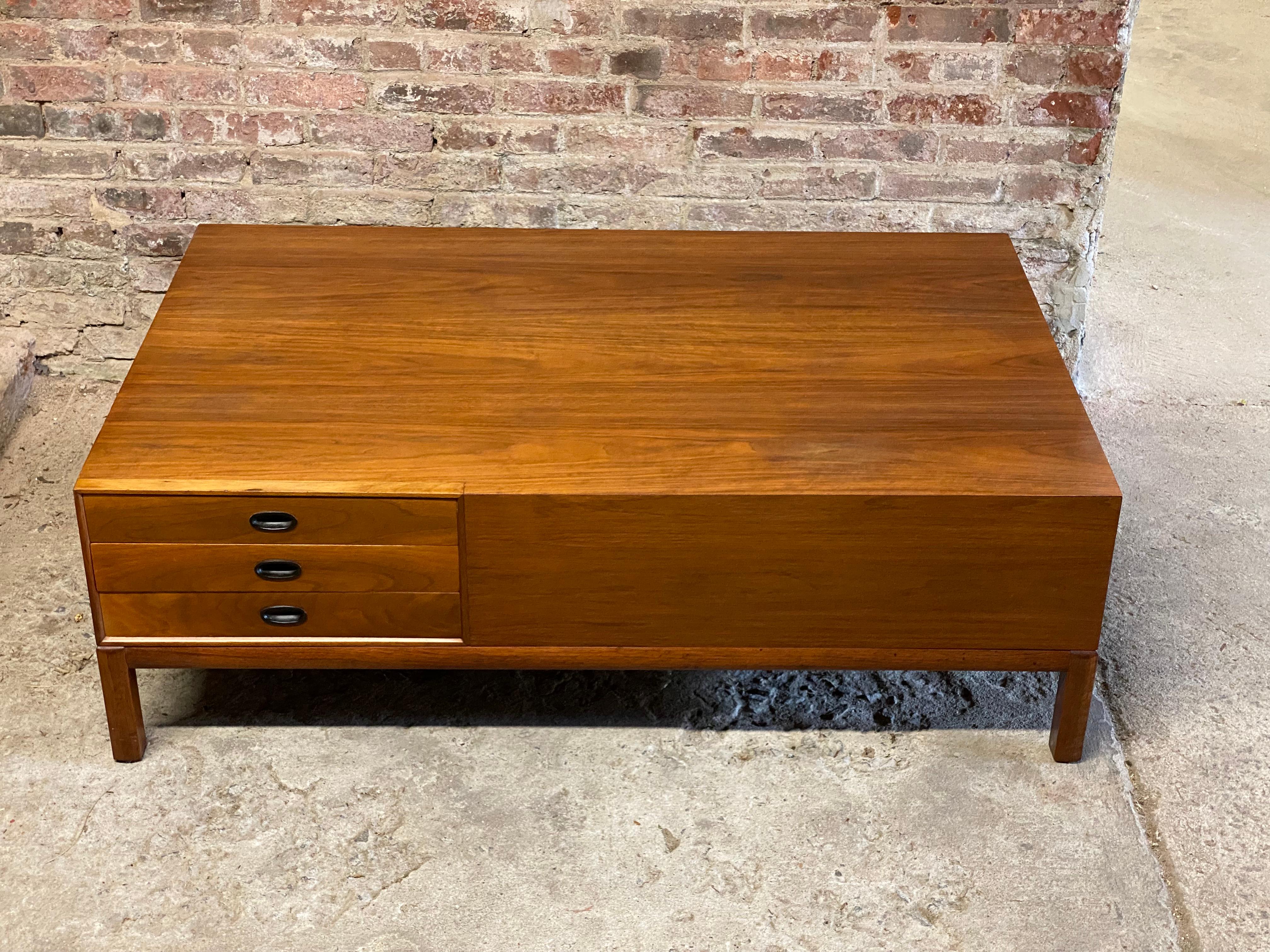 Massive rectangular block front Mid-Century Modern coffee table. Possibly an early Glenn of California design by Milo Baughman or Richard Thompson. The simplicity and quality are surely present in this impressive coffee table. Beautifully figured