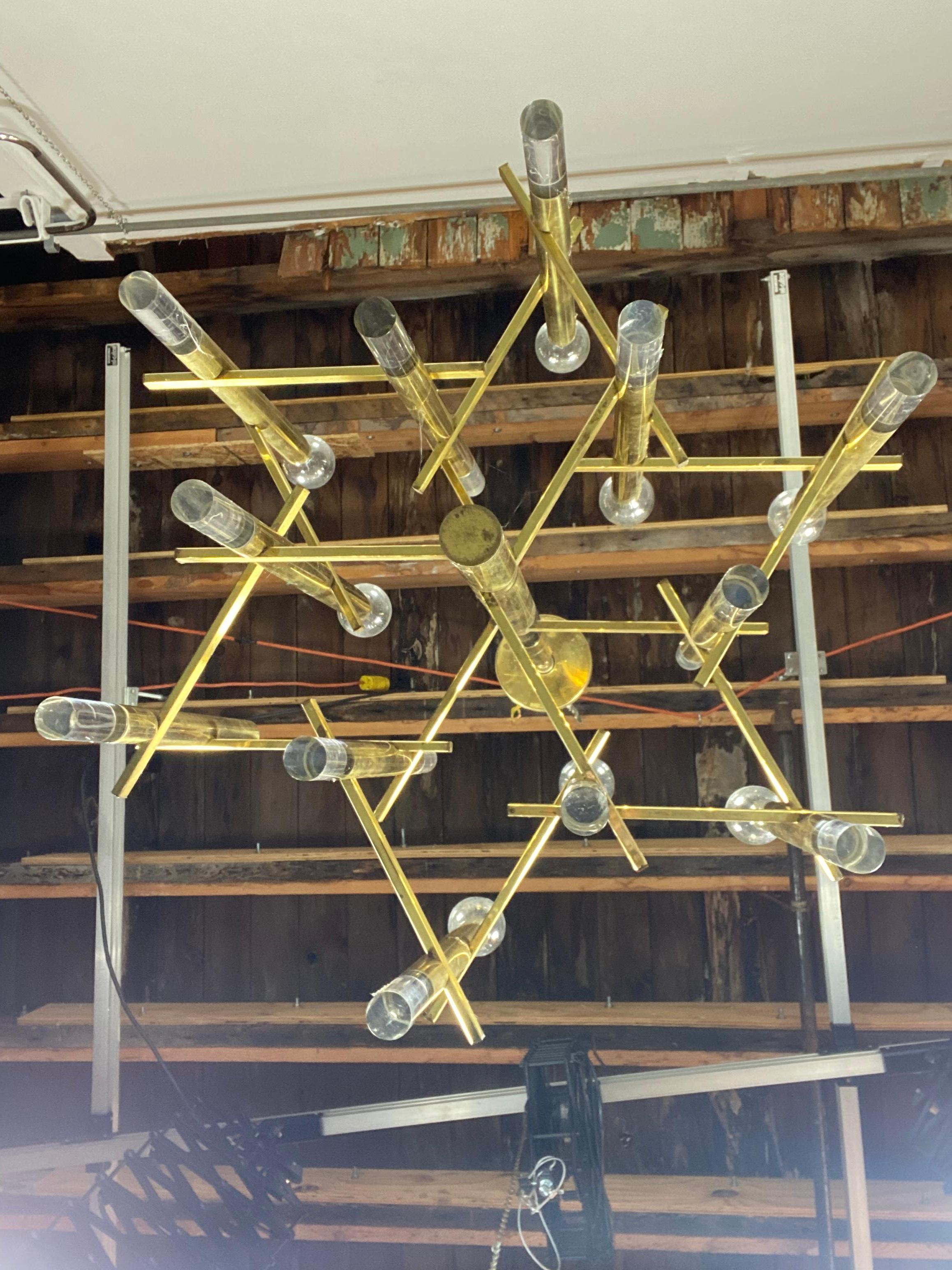 Mid-Century Modern Rectilinear Brass and Lucite Chandelier by Sciolari In Good Condition For Sale In Buffalo, NY