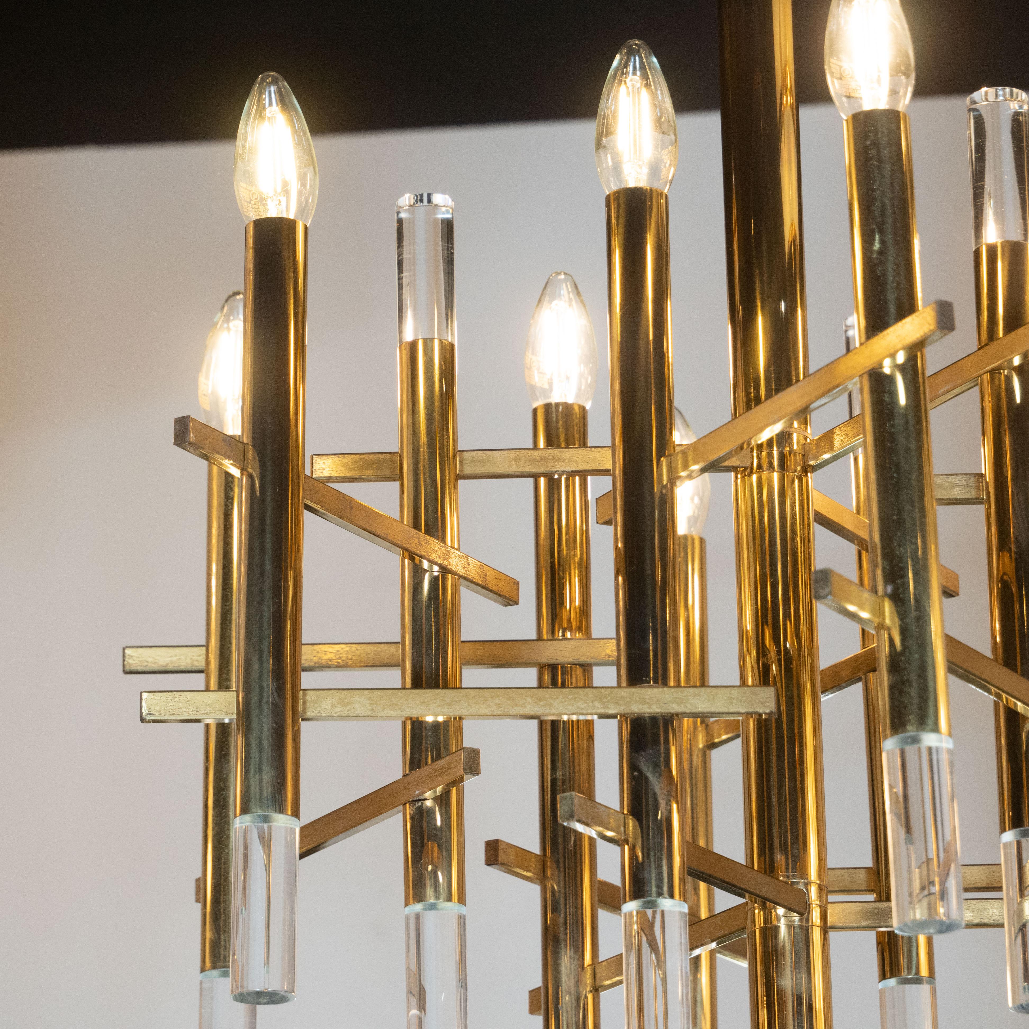 Italiano Lampadario rettilineo di metà secolo in ottone lucido e lucite di Sciolari in vendita