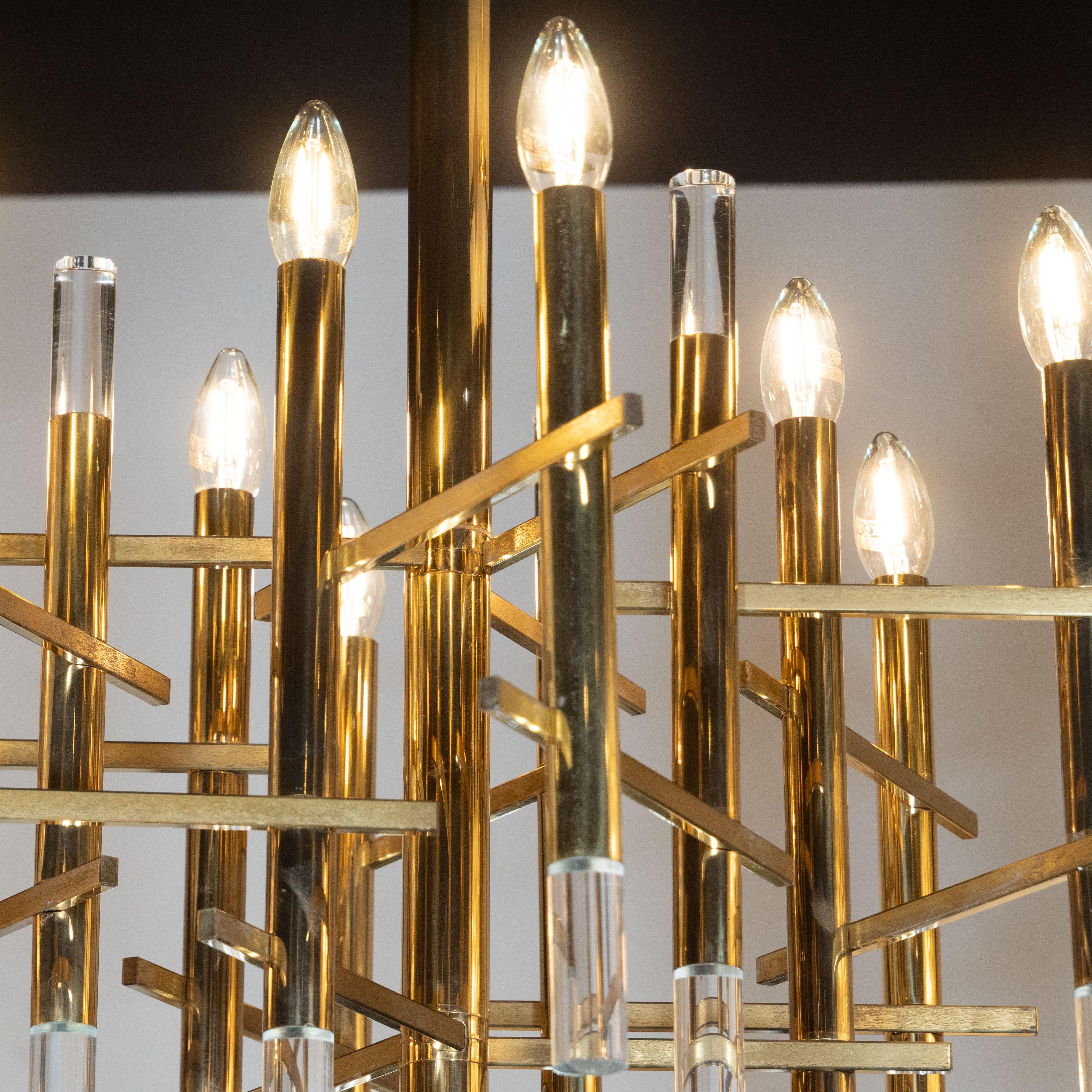 Fine XX secolo Lampadario rettilineo di metà secolo in ottone lucido e lucite di Sciolari in vendita
